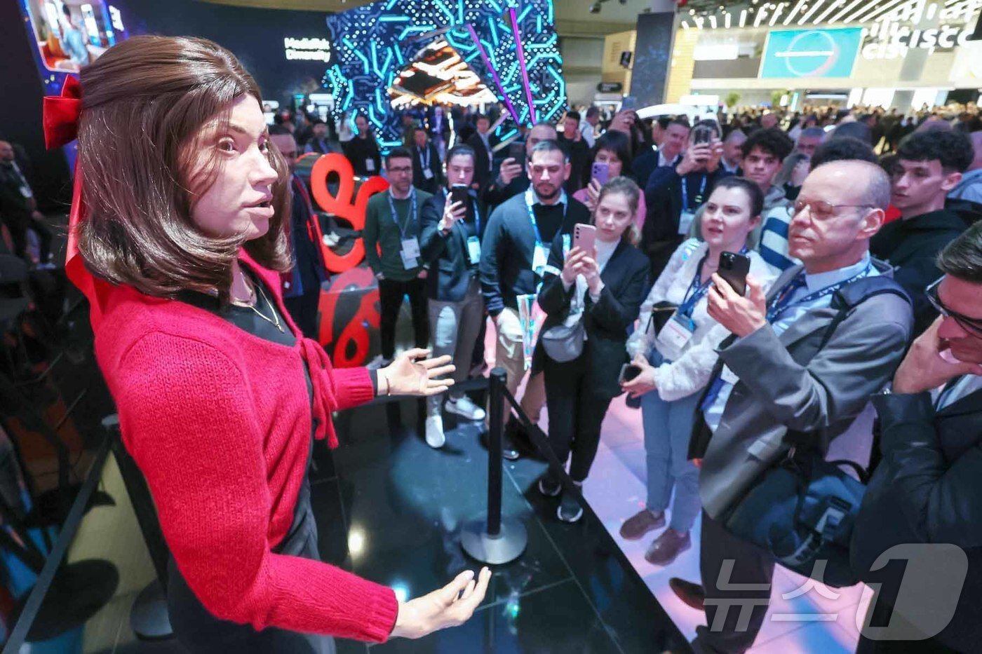 본문 이미지 - 4일&#40;현지시간&#41; 스페인 바르셀로나 피라 그란 비아 전시장에서 열린 &#39;모바일 월드 콩그레스&#40;MWC&#41; 2025&#39;에 마련된 아랍에미리트 이동 통신사 에티살랏바이이앤드&#40;etisalat by e&&#41; 부스에서 AI 로봇이 관람객들과 대화를 나누고 있다. 2025.3.5/뉴스1 ⓒ News1 민경석 기자