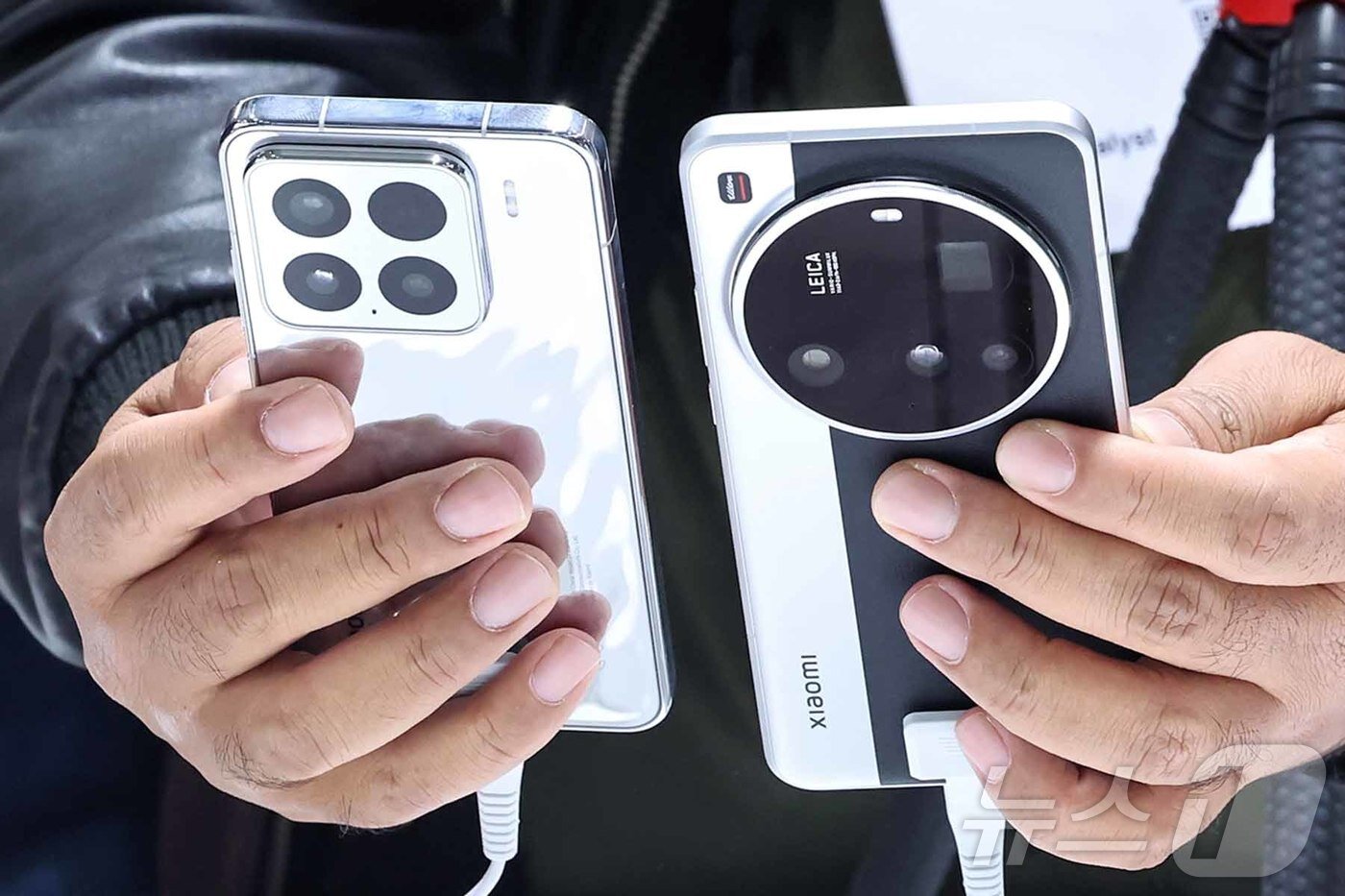 본문 이미지 - 4일&#40;현지시간&#41; 스페인 바르셀로나 피라 그란 비아 전시장에서 열린 &#39;모바일 월드 콩그레스&#40;MWC&#41; 2025&#39;를 찾은 관람객들이 샤오미 부스에서 &#39;샤오미 15&#39;와 &#39;샤오미 15 울트라&#39;를 비교해 살펴보고 있다. MWC는 전세계 800여 개의 이동통신사가 참여하는 세계이동통신사업자연합회&#40;GSMA&#41;가 주관하는 행사로, 미국과 독일에서 각각 열리는 CES, IFA와 함께 3대 전자·IT 전시회로 꼽힌다. 올해 MWC에 참가하는 한국 기업은 187곳으로 지난해보다 22곳이 늘었다. 2025.3.5/뉴스1 ⓒ News1 민경석 기자