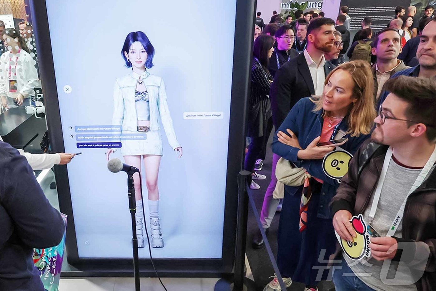 (바르셀로나(스페인)=뉴스1) 민경석 기자 = 4일(현지시간) 스페인 바르셀로나 피라 그란 비아 전시장에서 열린 '모바일 월드 콩그레스(MWC) 2025'를 찾은 관람객들이 LG유 …