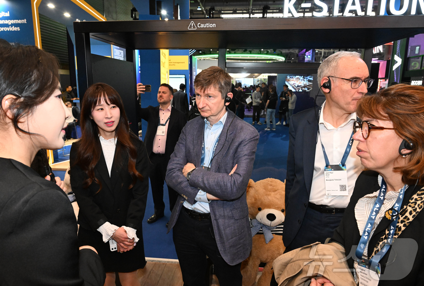 (서울=뉴스1) 사진공동취재단 = 프랑스 통신사 부이그텔레콤(Bouygues Telecom) 브누아 톨로팅 대표가 4일(현지시간) 스페인 바르셀로나 피라 그란 비아 전시장에서 열린 …