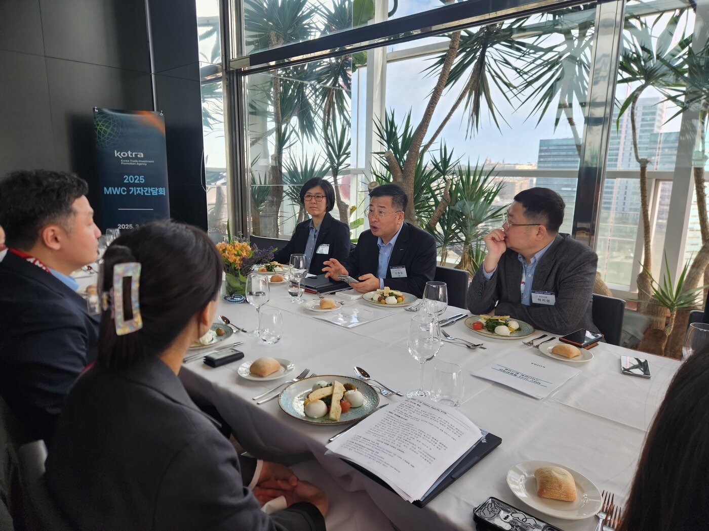 본문 이미지 - 강경성 KOTRA 사장은 4일(현지시간) 스페인 바르셀로나에서 기자 간담회를 열고 국내 기업 지원 계획을 전했다. (KOTRA 제공)