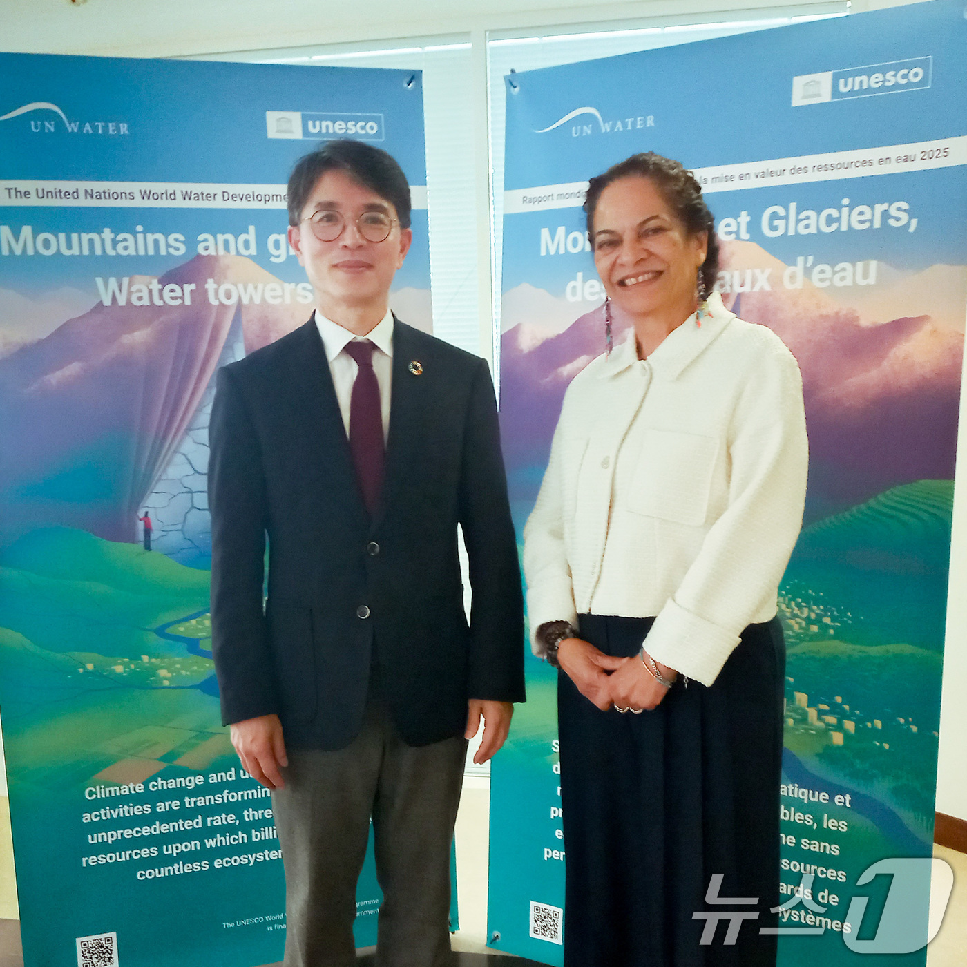 (서울=뉴스1) = 김완섭 환경부장관이 4일(현지시간) 프랑스 파리 유네스코를 방문하여 리디아 아서 브리토 유네스코 사무차장과 기념촬영을 하고 있다. (환경부 제공. 재판매 및 D …