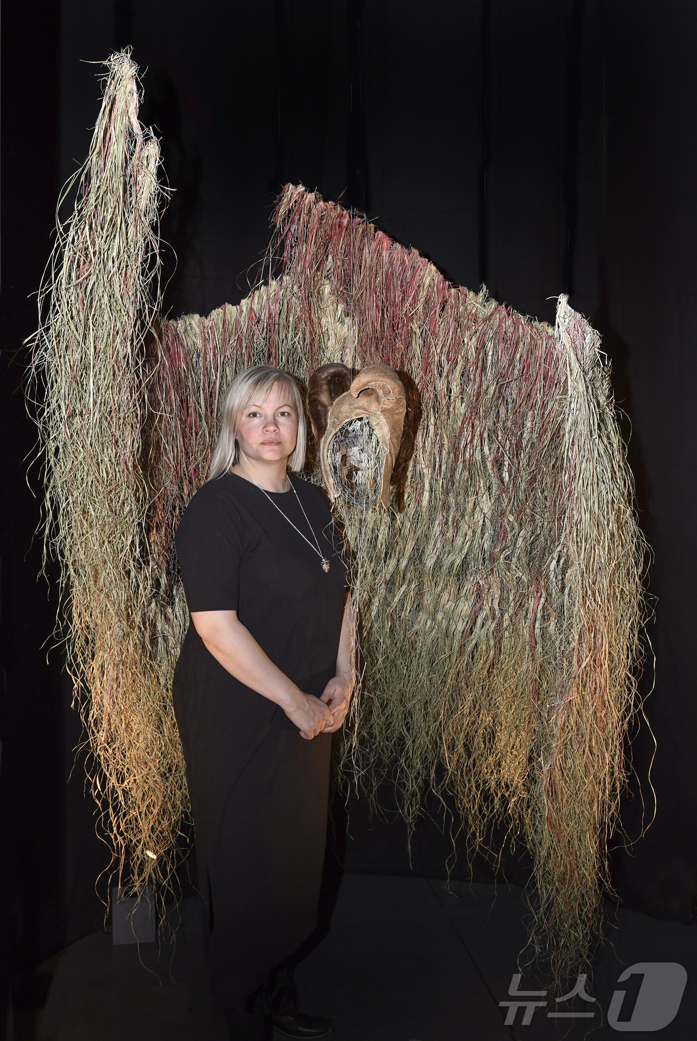 본문 이미지 -  마렛 안네 사라(Máret &Aacute;nne Sara) 작가.(Photo ⓒ Johnathan Watts, MEG)