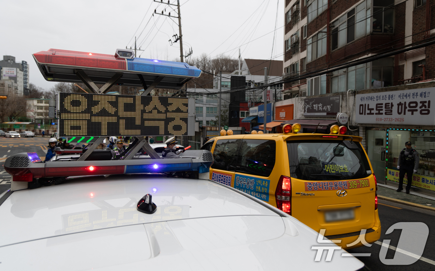 (서울=뉴스1) 이승배 기자 = 5일 오전 서울 서대문구 고은초등학교 앞에서 신학기 안전한 학교 만들기 캠페인의 일환으로 경찰들이 음주단속을 하고 있다. 2025.3.5/뉴스1