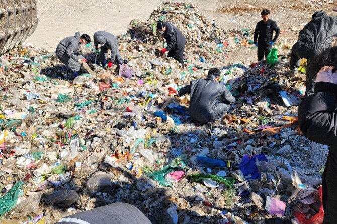 본문 이미지 - 쓰레기 더미서 현금 찾는 세종시 환경미화원들. (세종시 제공. 재판매 및 DB금지)