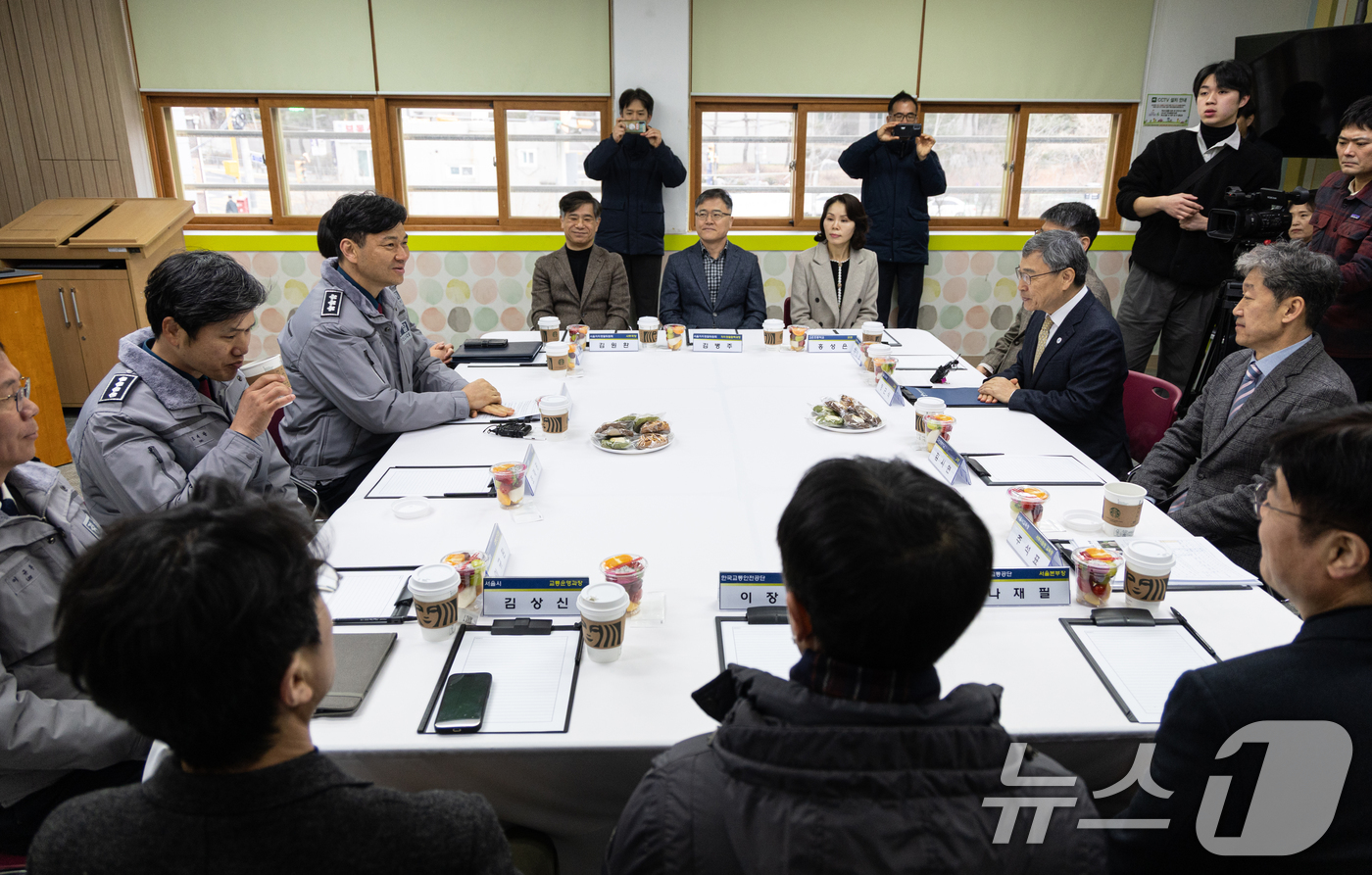 (서울=뉴스1) 이승배 기자 = 박현수 서울지방경찰청장 직무대리가 5일 오전 서울 서대문구 고은초등학교에서 신학기 안전한 학교 만들기 관련 유관기관 간담회를 하고 있다. 2025. …