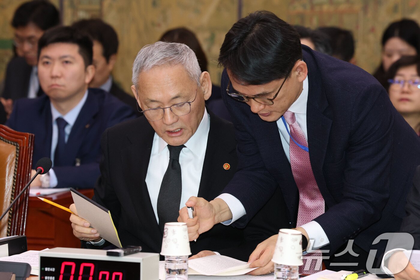 본문 이미지 - 유인촌 문화체육관광부장관이 5일 오전 서울 여의도 국회에서 열린 문화체육관광위원회 전체회의에 출석해 관계자와 대화하고 있다. 2025.3.5/뉴스1 ⓒ News1 이광호 기자