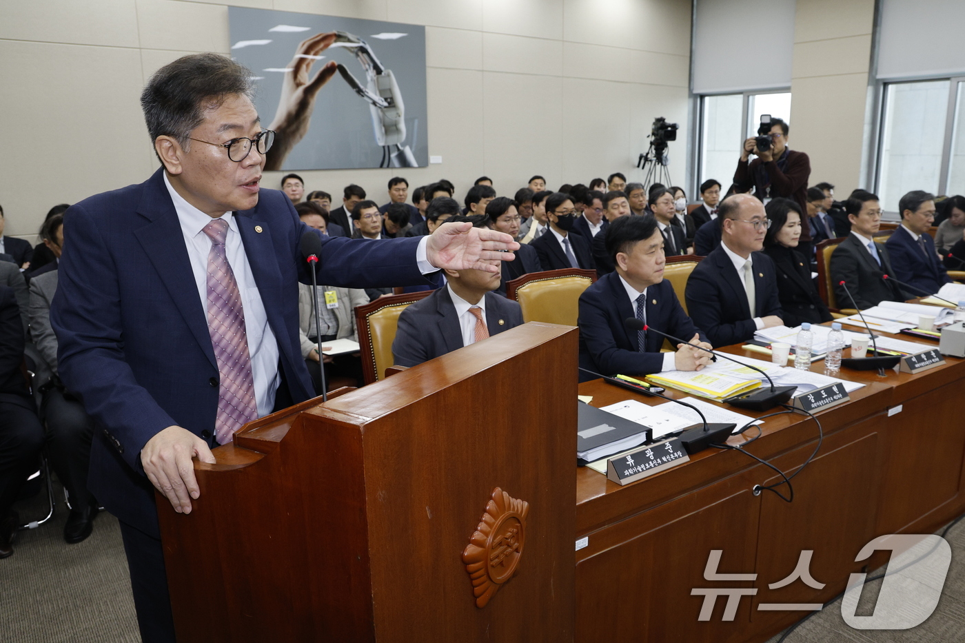 (서울=뉴스1) 안은나 기자 = 김용빈 중앙선거관리위원회 사무총장이 5일 서울 여의도 국회에서 열린 제423회 국회(임시회) 제1차 과학기술정보방송통신위원회 전체회의에 출석해 현안 …