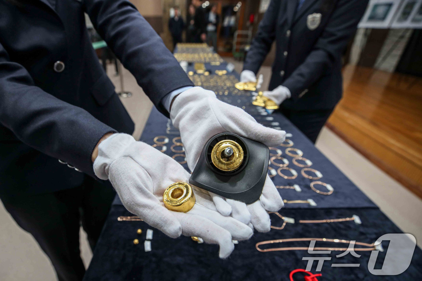 (인천=뉴스1) 김성진 기자 = 5일 인천 중구 인천공항본부세관 수출입통관청사에서 관계자들이 여행용 캐리어 바퀴에 은닉한 금 밀수품을 공개하고 있다.관세청 통계에 따르면 최근 국내 …