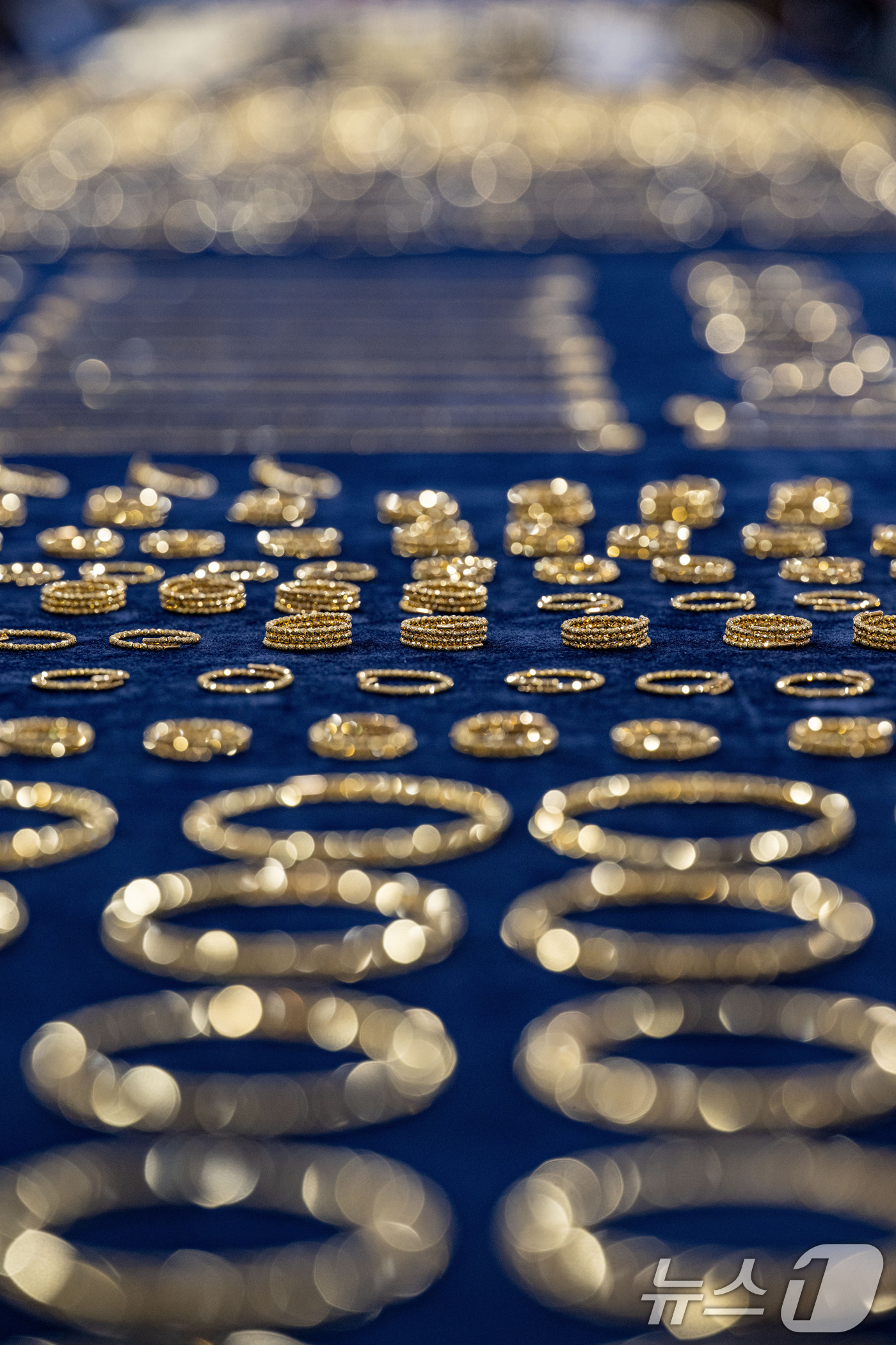 (인천=뉴스1) 김성진 기자 = 5일 인천 중구 인천공항본부세관 수출입통관청사에서 관계자들이 적발한 금 밀수품을 공개하고 있다.관세청 통계에 따르면 최근 국내 금 시세가 국제 시세 …