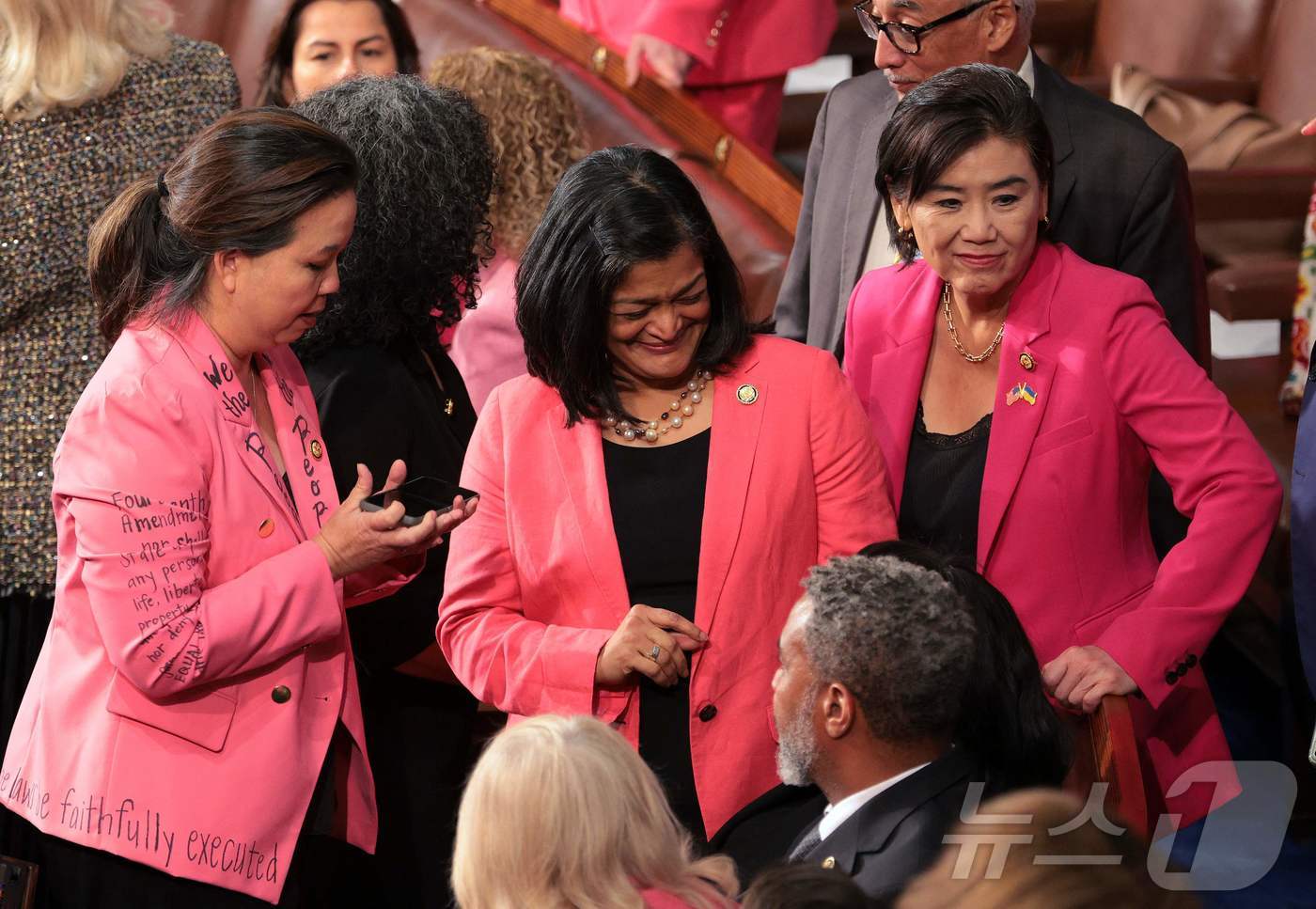 (워싱턴DC AFP=뉴스1) 정지윤 기자 = 도널드 트럼프 미국 대통령의 2번째 임기 첫 연설이 예정된 4일(현지시간) 연방의회 의사당에서 민주당 여성 의원들이 트럼프 정책 항의의 …