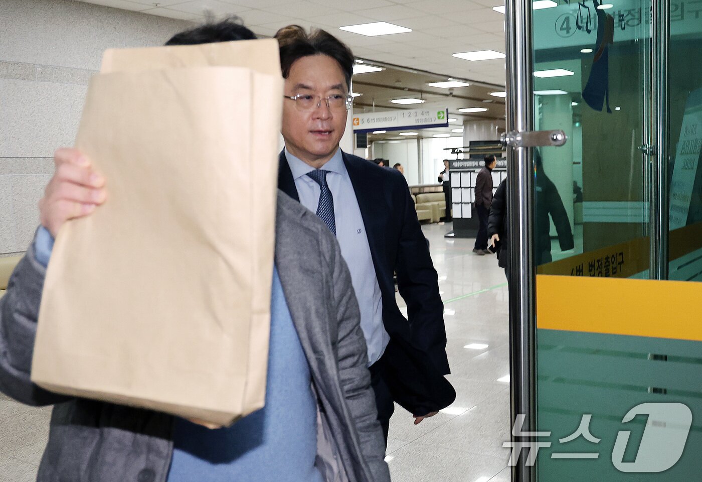 본문 이미지 - 업무상 횡령 및 배임 혐의를 받는 박현종 전 bhc 회장이 5일 오전 서초구 서울중앙지방법원에서 열린 구속 전 피의자 심문&#40;영장실질심사&#41;에 출석하고 있다. 2025.3.5/뉴스1 ⓒ News1 이동해 기자