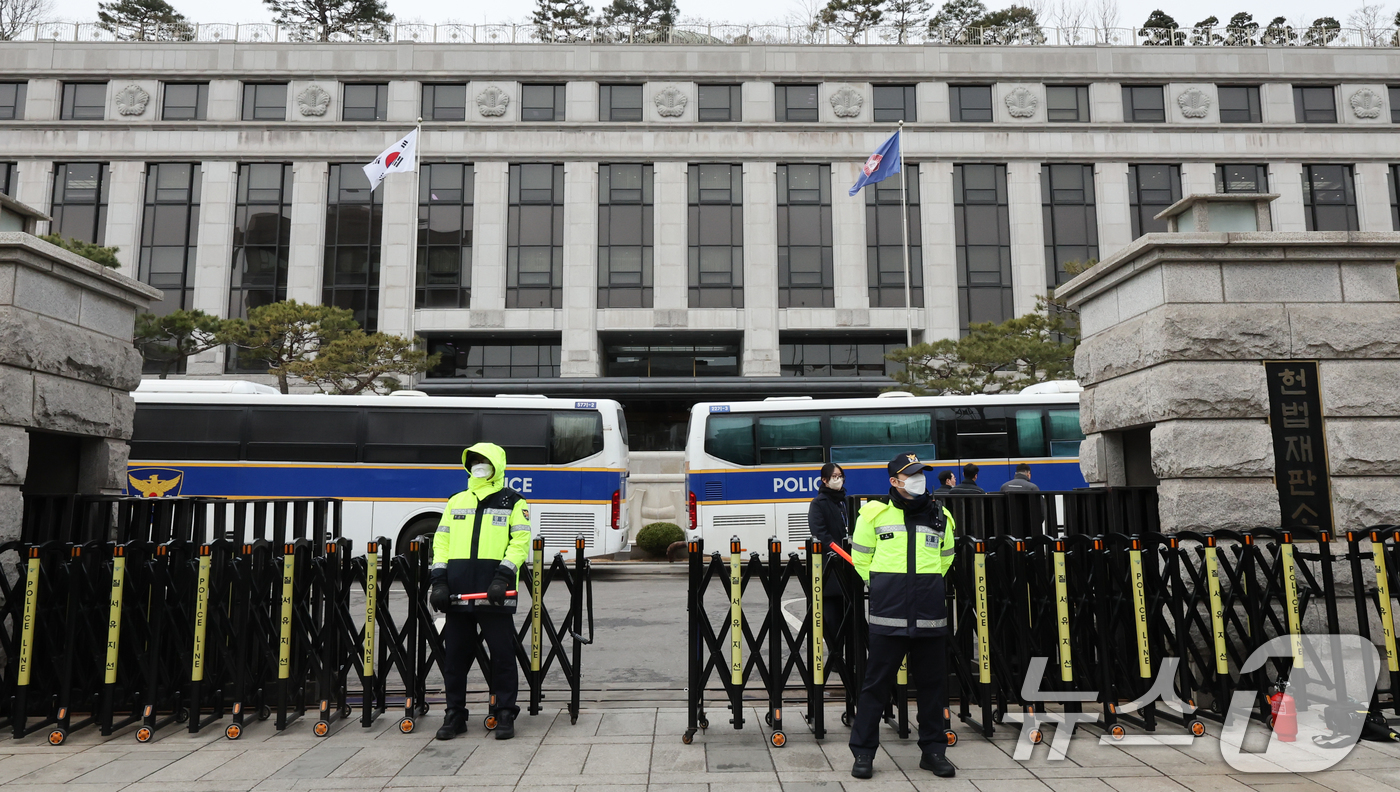 (서울=뉴스1) 허경 기자 = 한덕수 국무총리 탄핵심판 결과가 이르면 이번주에 나올 것으로 관측되는 5일 서울 종로구 헌법재판소 앞에서 경찰이 경계 근무를 하고 있다. 2025.3 …