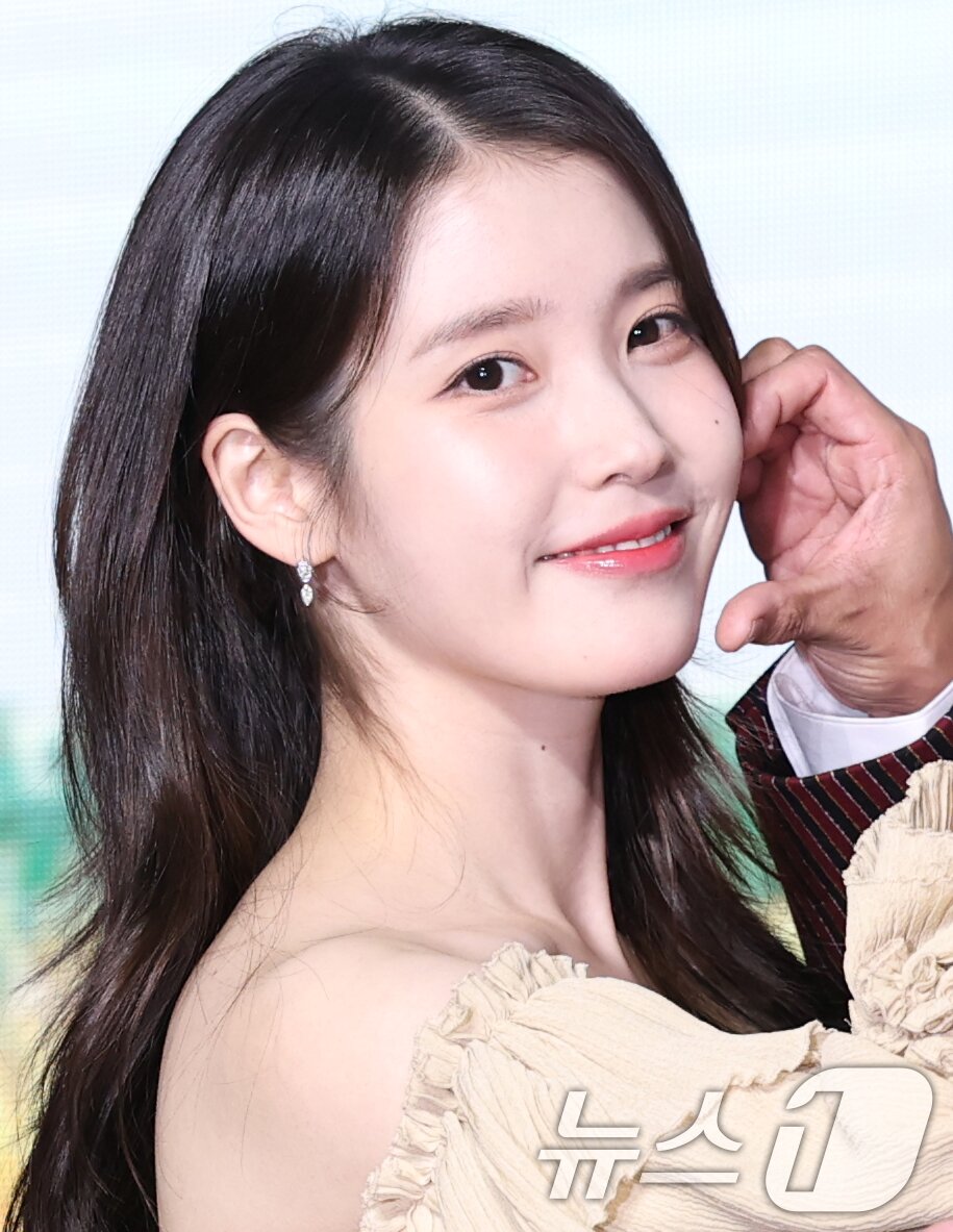 본문 이미지 - 배우 아이유가 5일 서울 영등포구 콘래드 서울 호텔에서 열린 넷플릭스 시리즈 &#39;폭싹 속았수다&#39; 제작발표회에서 볼 하트를 그리고 있다. ⓒ News1 권현진 기자