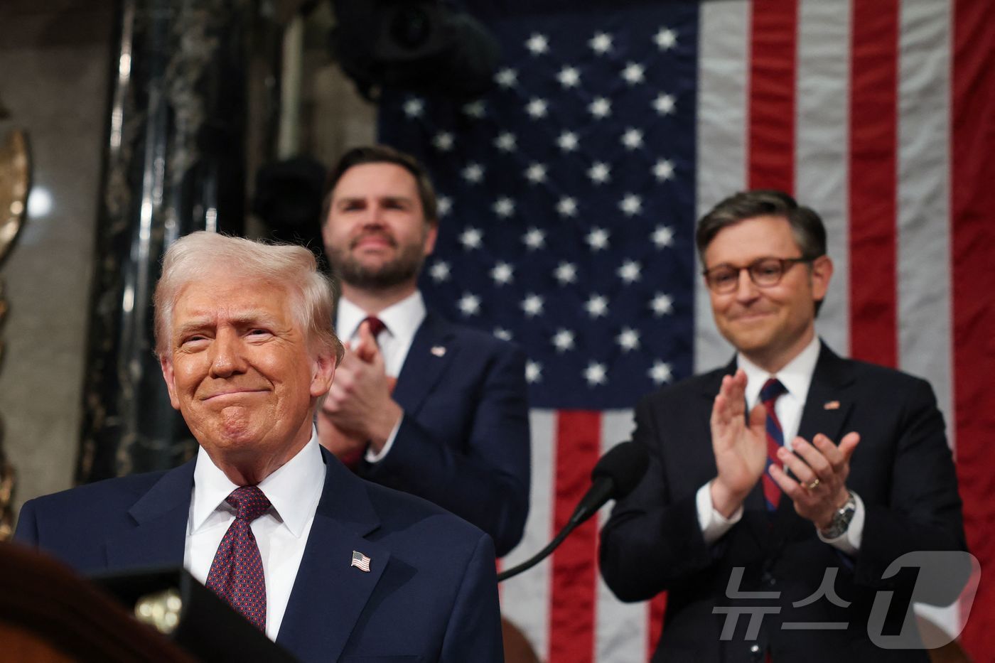 (워싱턴 AFP=뉴스1) 우동명 기자 = 도널드 트럼프 미국 대통령이 4일(현지시간) 워싱턴 의사당 상·하원 합동회의에서 연설을 하기 위해 도착하며 J D 밴스 부통령과 마이크 존 …