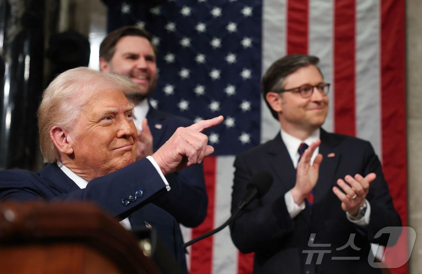 본문 이미지 - 도널드 트럼프 미국 대통령이 4일(현지시간) 워싱턴 의사당 상·하원 합동회의에서 연설을 하기 위해 도착하며 J D 밴스 부통령과 마이크 존슨 하원의장의 박수를 받고 있다. 2025.03.05 ⓒ AFP=뉴스1 ⓒ News1 우동명 기자