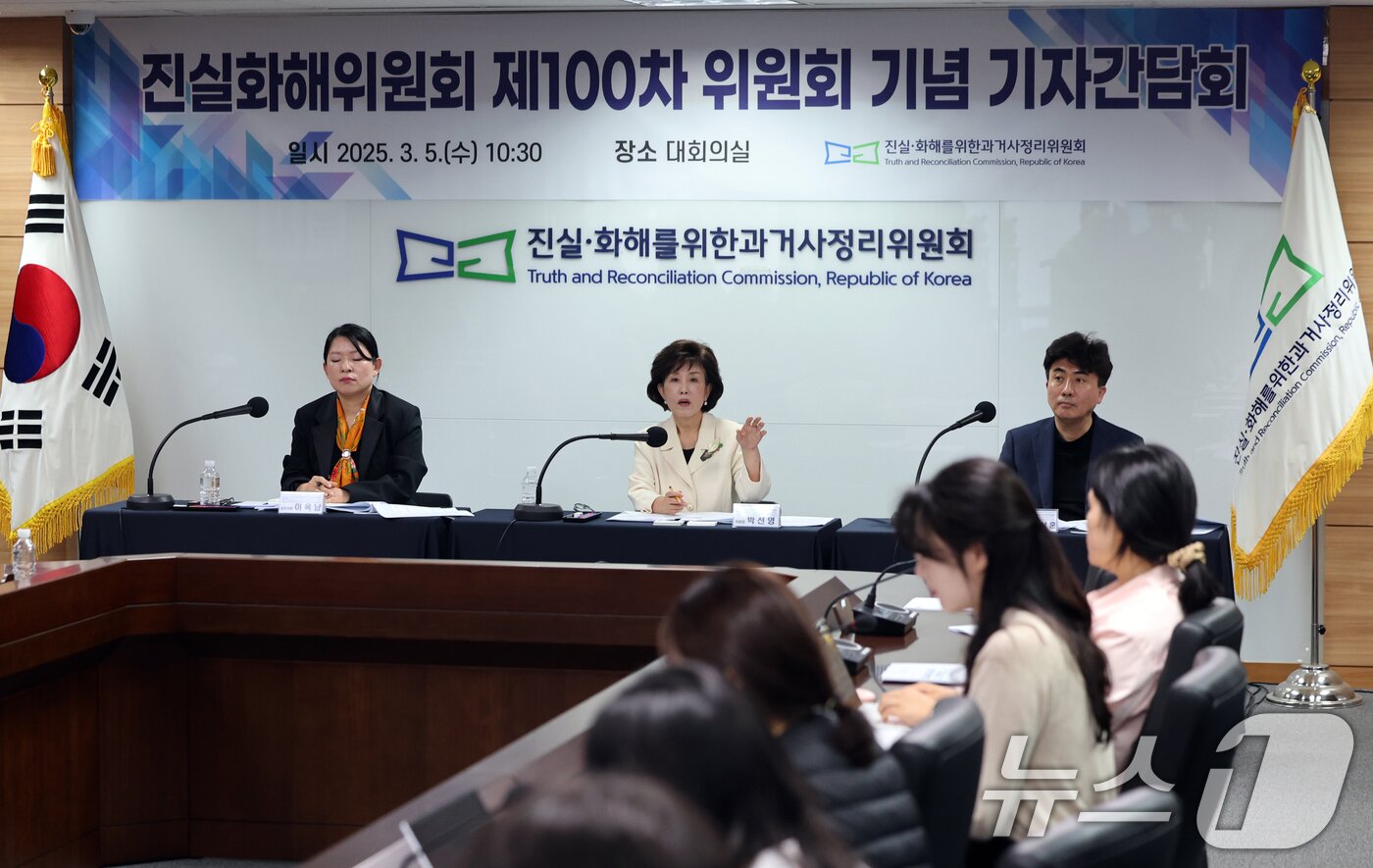 본문 이미지 - 박선영 진실·화해를위한과거사정리위원회&#40;진화위&#41; 위원장이 5일 오전 서울 중구 진화위 대회의실에서 열린 &#39;제100차 위원회 기념 기자간담회&#39;에서 취재진 질문에 답하고 있다. 2025.3.5/뉴스1 ⓒ News1 황기선 기자