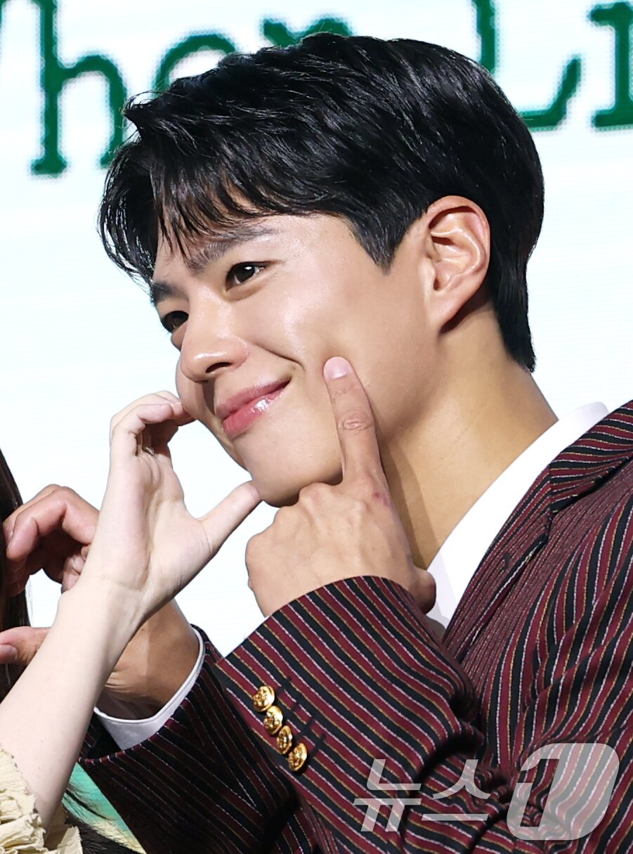 본문 이미지 - 배우 박보검이 5일 서울 영등포구 콘래드 서울 호텔에서 열린 넷플릭스 시리즈 &#39;폭싹 속았수다&#39; 제작발표회에서 볼 콕 포즈로 매력을 발산하고 있다. ⓒ News1 권현진 기자