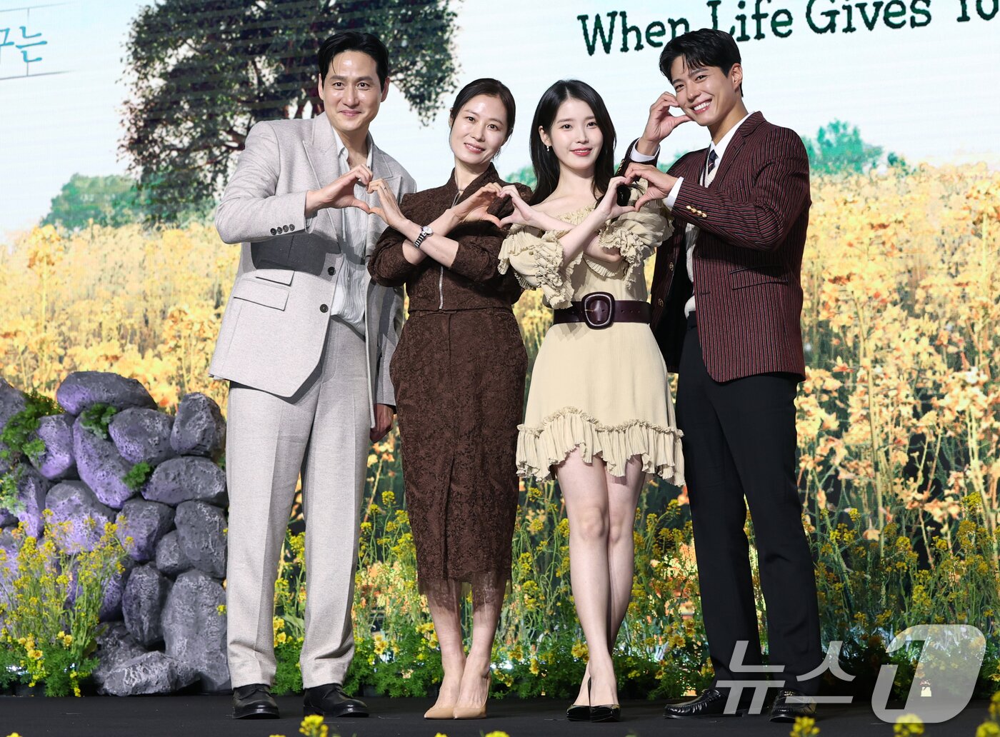 본문 이미지 - 배우 박해준(왼쪽부터)과 문소리, 아이유, 박보검이 5일 서울 영등포구 콘래드 서울 호텔에서 열린 넷플릭스 시리즈 '폭싹 속았수다' 제작발표회에서 포즈를 취하고 있다. '폭싹 속았수다'는 제주에서 태어난 '요망진 반항아' 애순(아이유 분)과 ‘팔불출 무쇠’ 관식(박보검 분)의 모험 가득한 인생 이야기를 사계로 담아낸 작품이다. 2025.3.5/뉴스1 ⓒ News1 권현진 기자