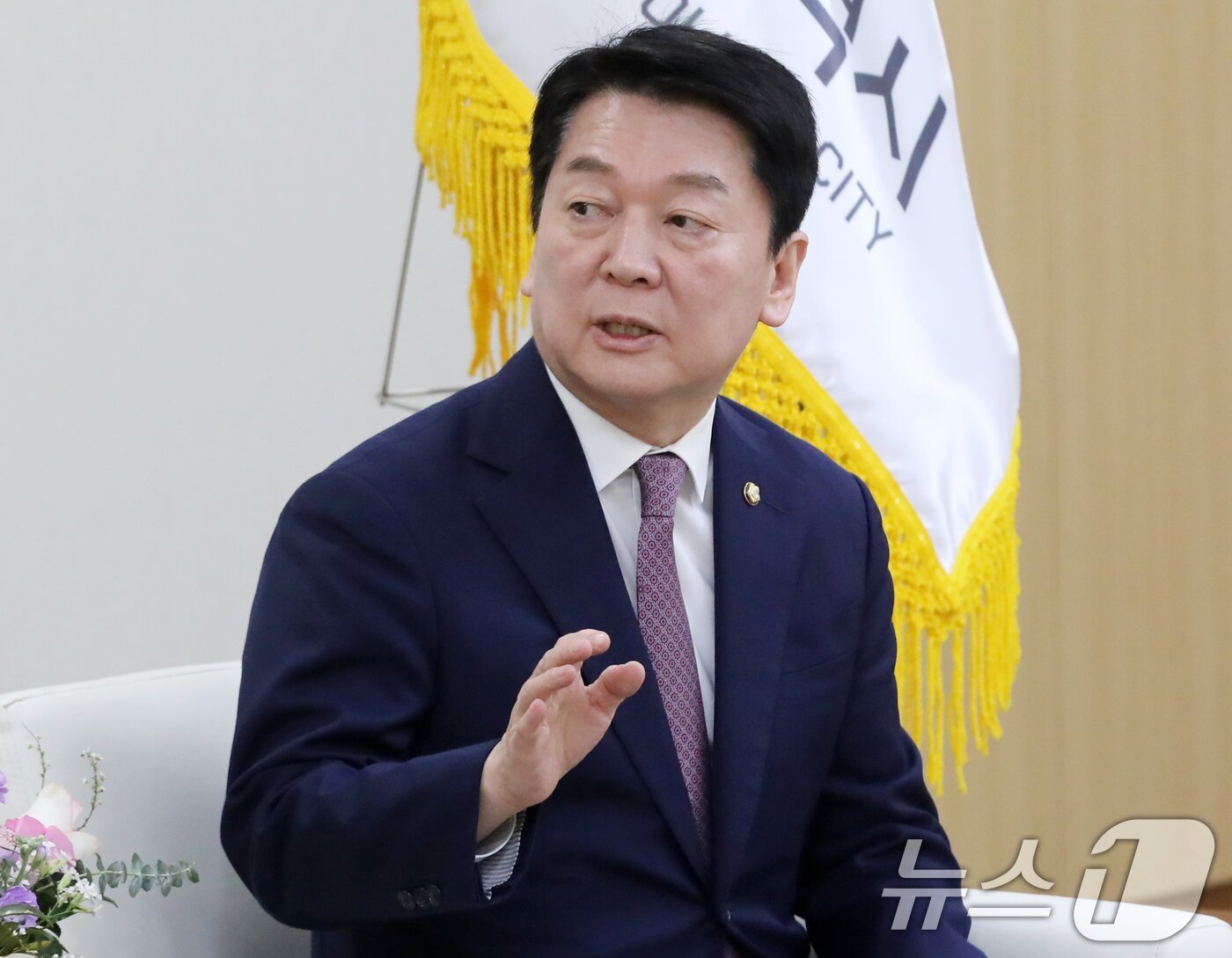 본문 이미지 - 안철수 국민의힘 의원이 5일 부산 연제구 부산시청 의전실에서 박형준 부산시장과 비공개 면담에 앞서 대화하고 있다. 2025.3.5/뉴스1 ⓒ News1 윤일지 기자