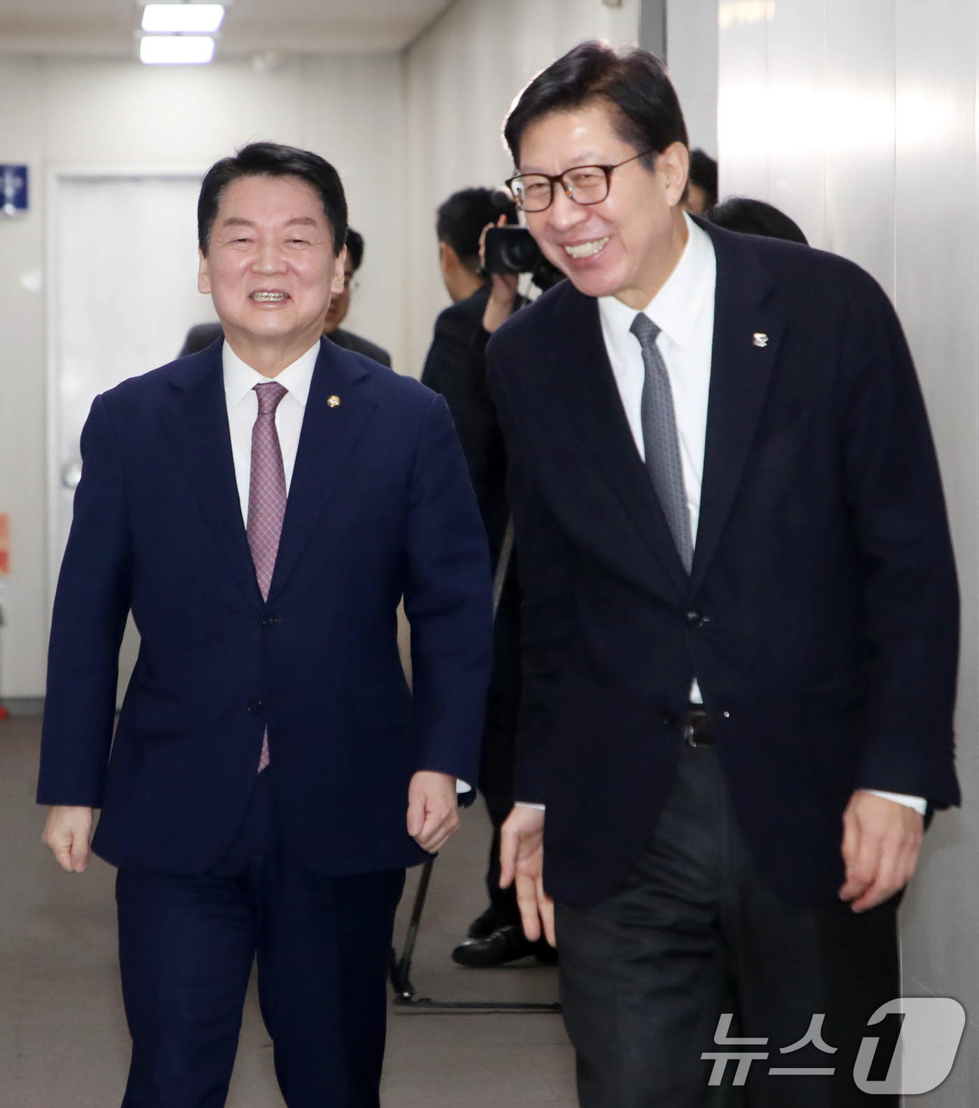 (부산=뉴스1) 윤일지 기자 = 안철수 국민의힘 의원이 5일 부산 연제구 부산시청을 찾아 박형준 부산시장과 면담하기 위해 이동하고 있다. 2025.3.5/뉴스1