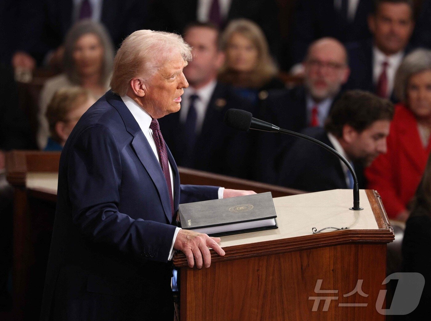 본문 이미지 - 도널드 트럼프 미국 대통령이 4일&#40;현지시간&#41; 워싱턴 의사당 상·하원 합동회의에서 연설을 하고 있다. 2025.03.05 ⓒ AFP=뉴스1 ⓒ News1 우동명 기자