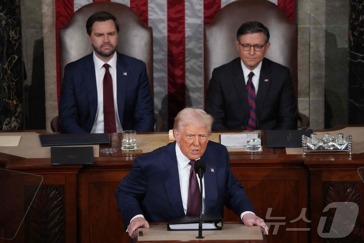 본문 이미지 - 도널드 트럼프 미국 대통령이 4일(현지시간) 워싱턴 의사당 상·하원 합동회의에서 J D 밴스 부통령과 마이크 존슨 하원의장이 지켜 보는 가운데 연설을 하고 있다. 2025.03.05 ⓒ AFP=뉴스1 ⓒ News1 우동명 기자