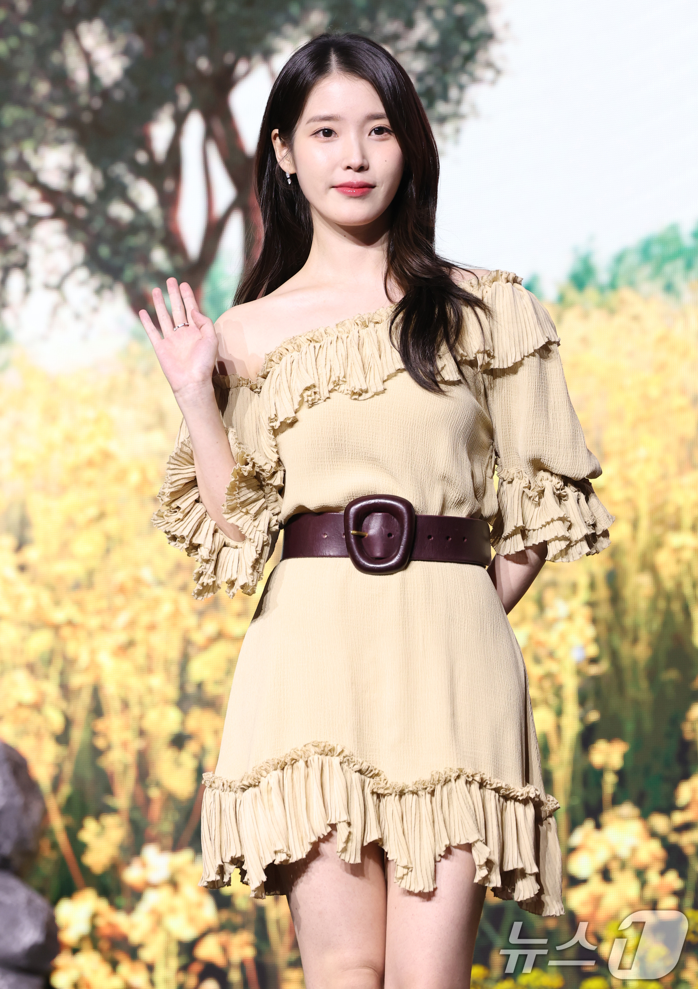 (서울=뉴스1) 권현진 기자 = 배우 아이유가 5일 서울 영등포구 콘래드 서울 호텔에서 열린 넷플릭스 시리즈 '폭싹 속았수다' 제작발표회에서 포즈를 취하고 있다.'폭싹 속았수다'는 …