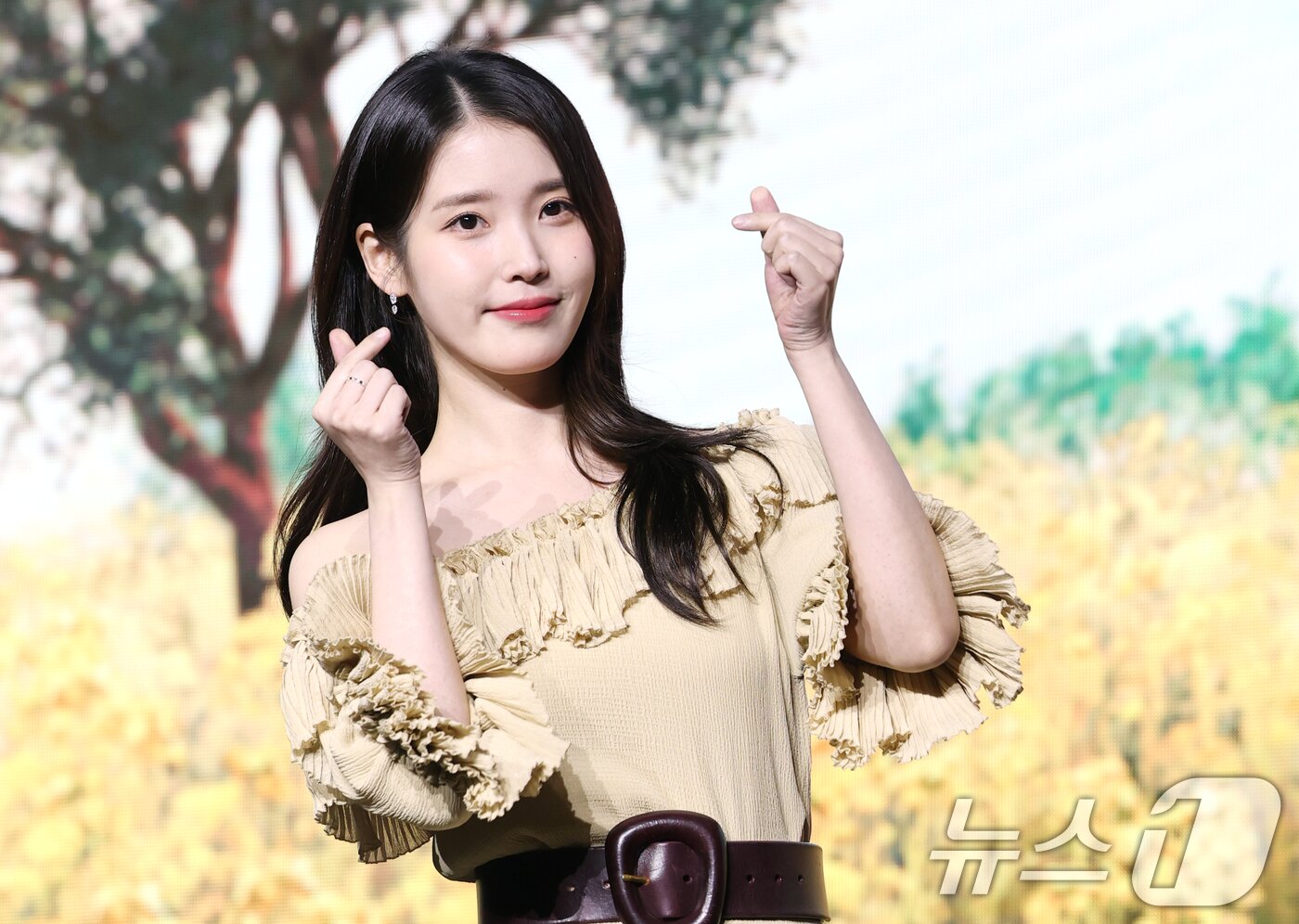 본문 이미지 - 배우 아이유가 5일 서울 영등포구 콘래드 서울 호텔에서 열린 넷플릭스 시리즈 '폭싹 속았수다' 제작발표회에서 포즈를 취하고 있다. '폭싹 속았수다'는 제주에서 태어난 '요망진 반항아' 애순(아이유 분)과 ‘팔불출 무쇠’ 관식(박보검 분)의 모험 가득한 인생 이야기를 사계로 담아낸 작품이다. 2025.3.5/뉴스1 ⓒ News1 권현진 기자