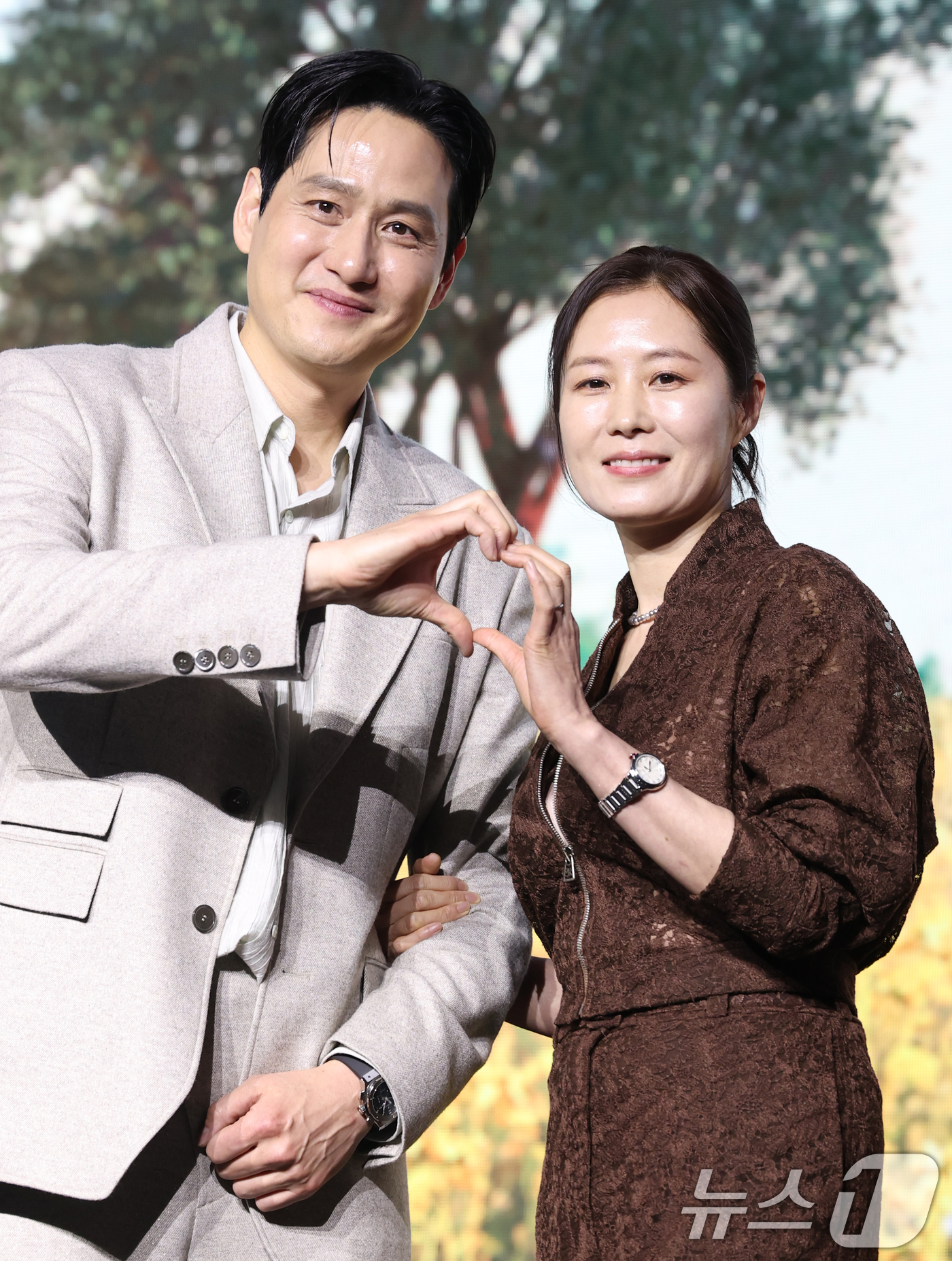 (서울=뉴스1) 권현진 기자 = 배우 박해준과 문소리(오른쪽)가 5일 서울 영등포구 콘래드 서울 호텔에서 열린 넷플릭스 시리즈 '폭싹 속았수다' 제작발표회에서 포즈를 취하고 있다. …