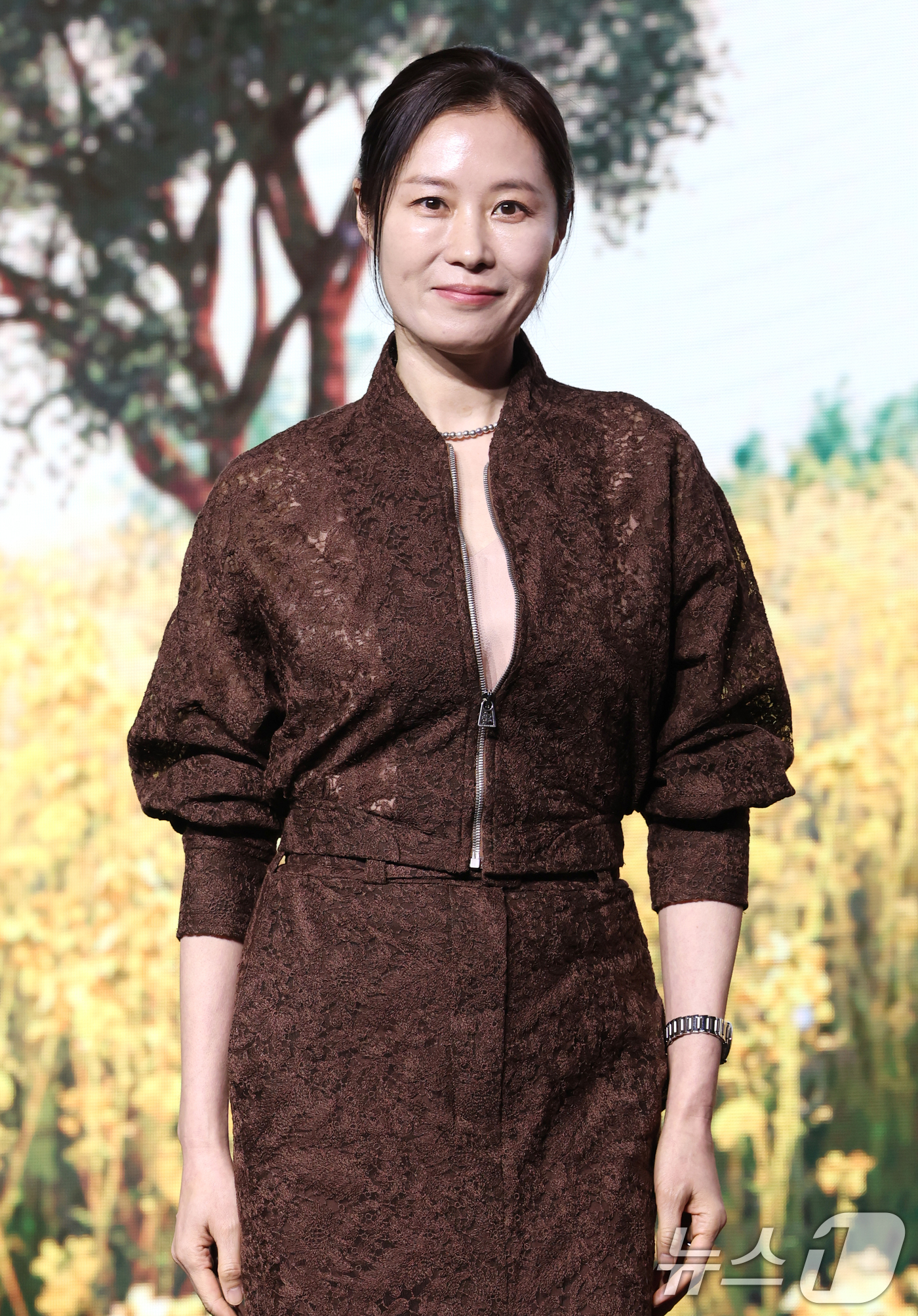 (서울=뉴스1) 권현진 기자 = 배우 문소리가 5일 서울 영등포구 콘래드 서울 호텔에서 열린 넷플릭스 시리즈 '폭싹 속았수다' 제작발표회에서 포즈를 취하고 있다.'폭싹 속았수다'는 …