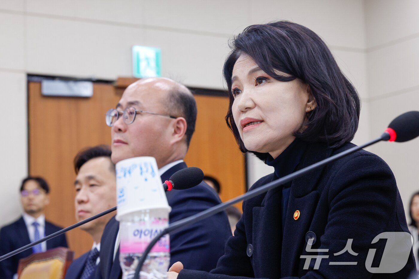 본문 이미지 - 이진숙 방송통신위원회 위원장이 5일 서울 여의도 국회에서 열린 제423회 국회&#40;임시회&#41; 제1차 과학기술정보방송통신위원회 전체회의에 출석해 현안 질의에 답하고 있다. 2025.3.5/뉴스1 ⓒ News1 안은나 기자