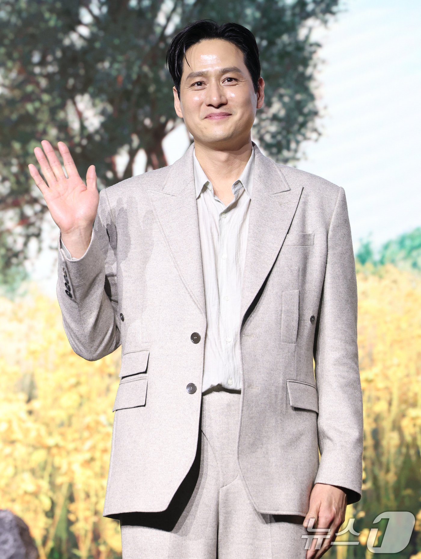 (서울=뉴스1) 권현진 기자 = 배우 박해준이 5일 서울 영등포구 콘래드 서울 호텔에서 열린 넷플릭스 시리즈 '폭싹 속았수다' 제작발표회에서 포즈를 취하고 있다.'폭싹 속았수다'는 …