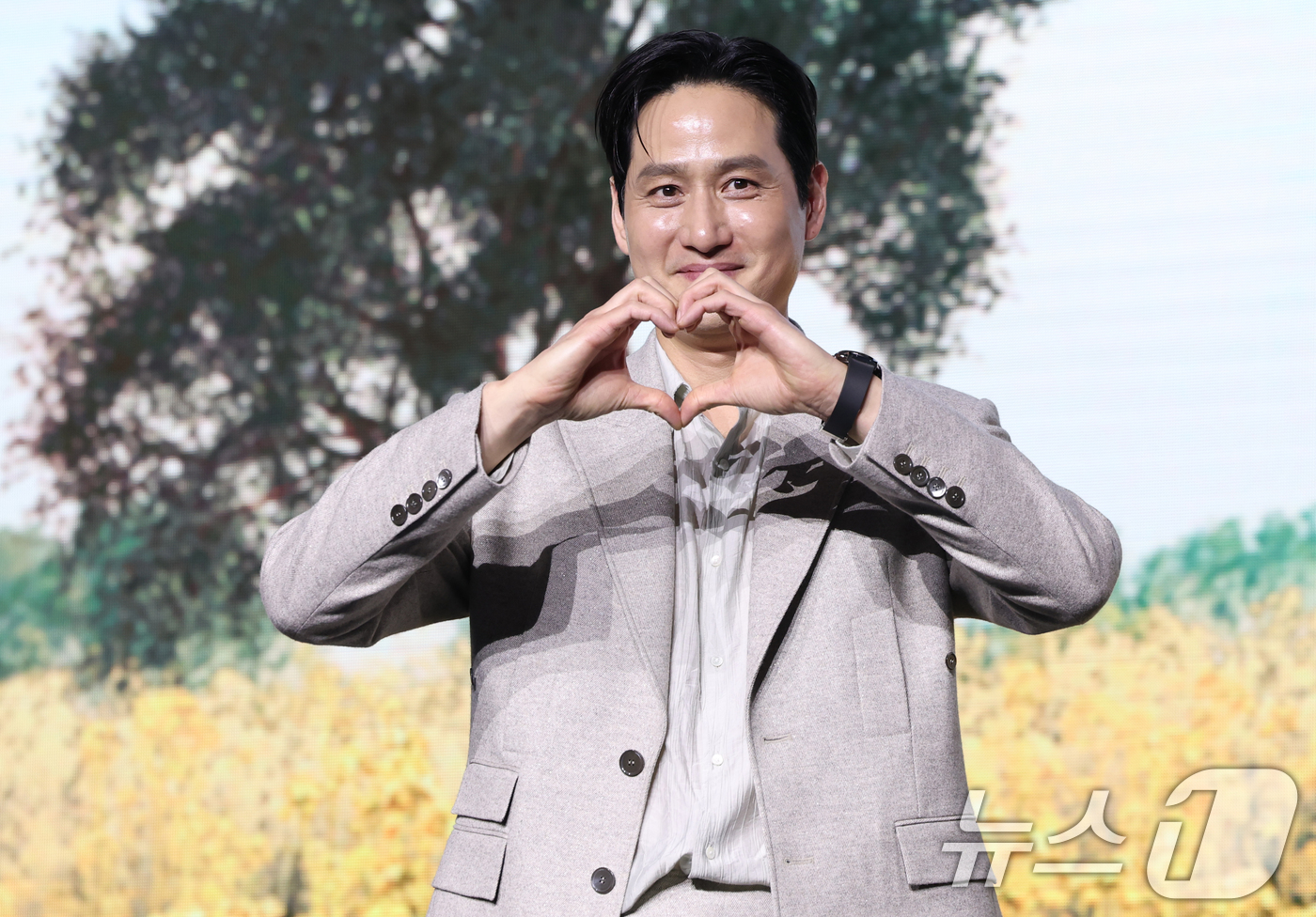 (서울=뉴스1) 권현진 기자 = 배우 박해준이 5일 서울 영등포구 콘래드 서울 호텔에서 열린 넷플릭스 시리즈 '폭싹 속았수다' 제작발표회에서 포즈를 취하고 있다.'폭싹 속았수다'는 …