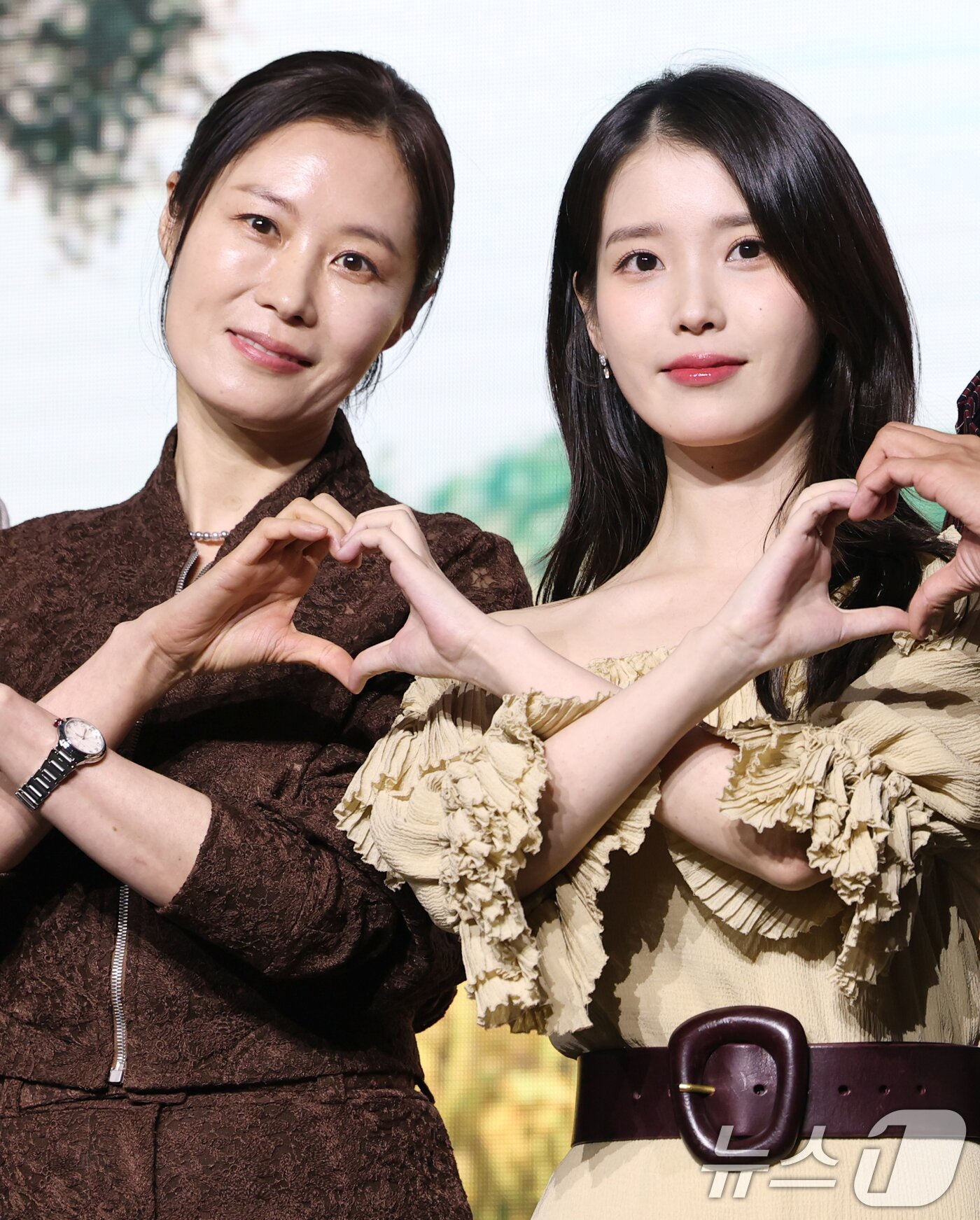 본문 이미지 - 배우 문소리와 아이유&#40;오른쪽&#41;가 5일 서울 영등포구 콘래드 서울 호텔에서 열린 넷플릭스 시리즈 &#39;폭싹 속았수다&#39; 제작발표회에서 체인 하트 포즈를 취하고 있다. ⓒ News1 권현진 기자