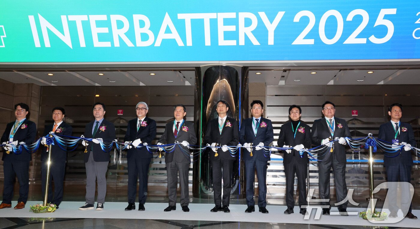 본문 이미지 - 안덕근 산업통상자원부 장관과 이철규 국회 산업통상자원중소벤처기업위원회 위원장, 김동명 LG에너지솔루션 대표이사 겸 한국배터리산업협회장을 비롯한 참석자들이 5일 서울 강남구 코엑스에서 열린 ‘인터배터리 2025’ 개막식에서 테잎 컷팅을 하고 있다. 2025.3.5/뉴스1 ⓒ News1 박세연 기자
