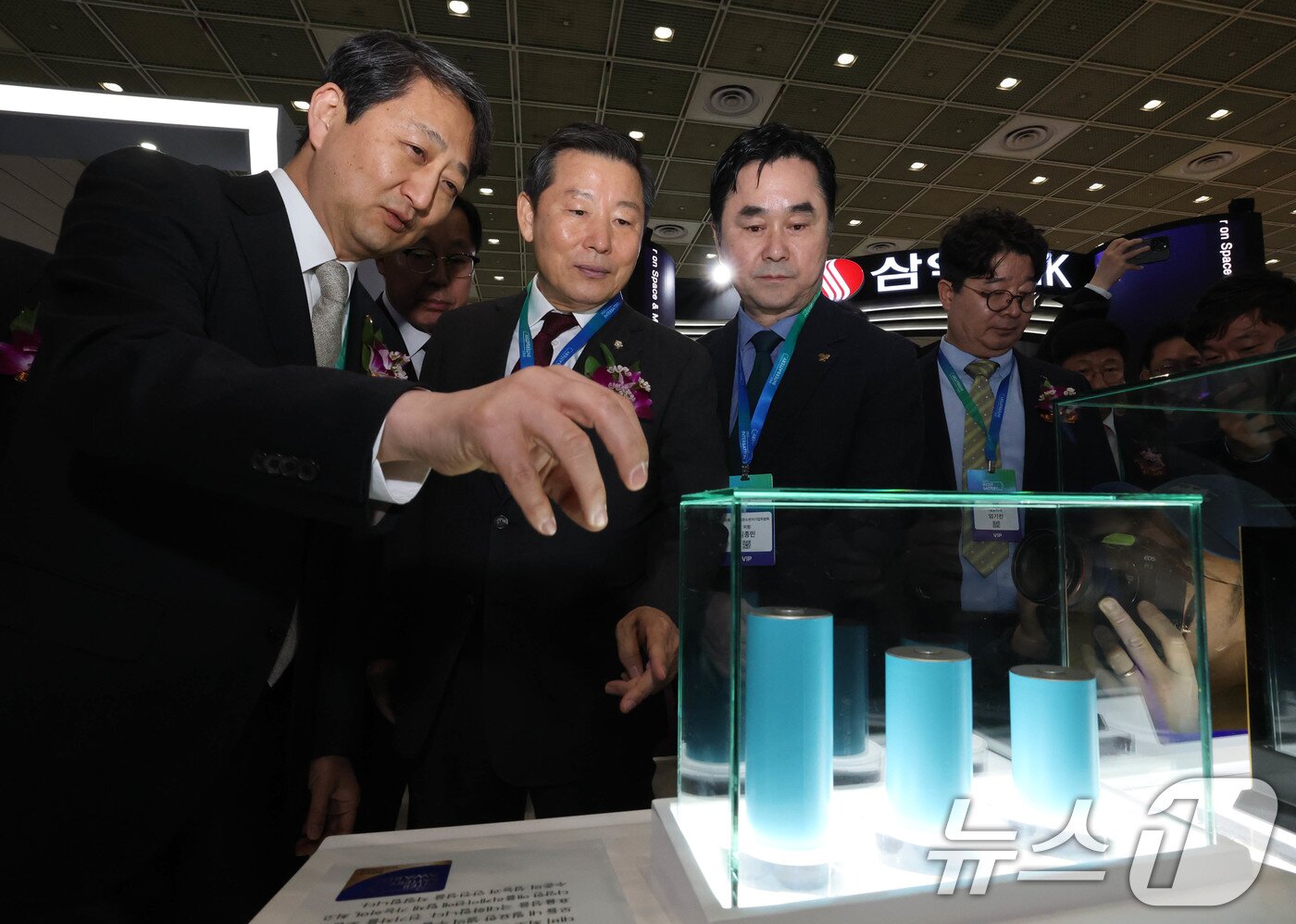 본문 이미지 - 안덕근 산업통상자원부 장관과 이철규 국회 산업통상자원중소벤처기업위원회 위원장이 5일 서울 강남구 코엑스에서 개막한 ‘인터배터리 2025’에 참석해 LG에너지솔루션 차세대 배터리인 46시리즈 원통형배터리를 살펴보고 있다. 2025.3.5/뉴스1 ⓒ News1 박세연 기자