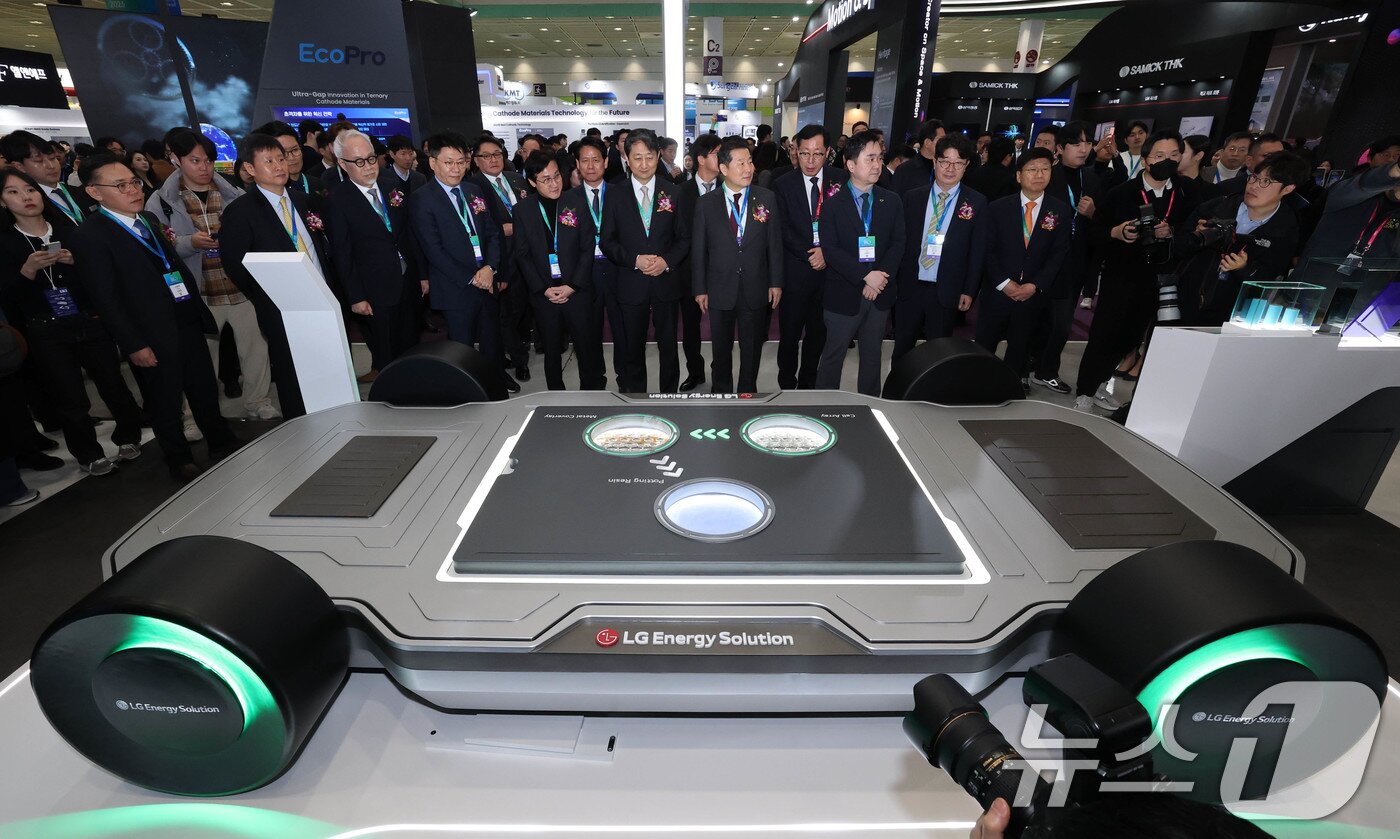 본문 이미지 - 안덕근 산업통상자원부 장관과 이철규 국회 산업통상자원중소벤처기업위원회 위원장, 김동명 LG에너지솔루션 대표이사 겸 한국배터리산업협회장이 5일 서울 강남구 코엑스에서 개막한 ‘인터배터리 2025’에 참석해 LG에너지솔루션 부스에서 배터리 모형을 살펴보고 있다. 2025.3.5/뉴스1 ⓒ News1 박세연 기자