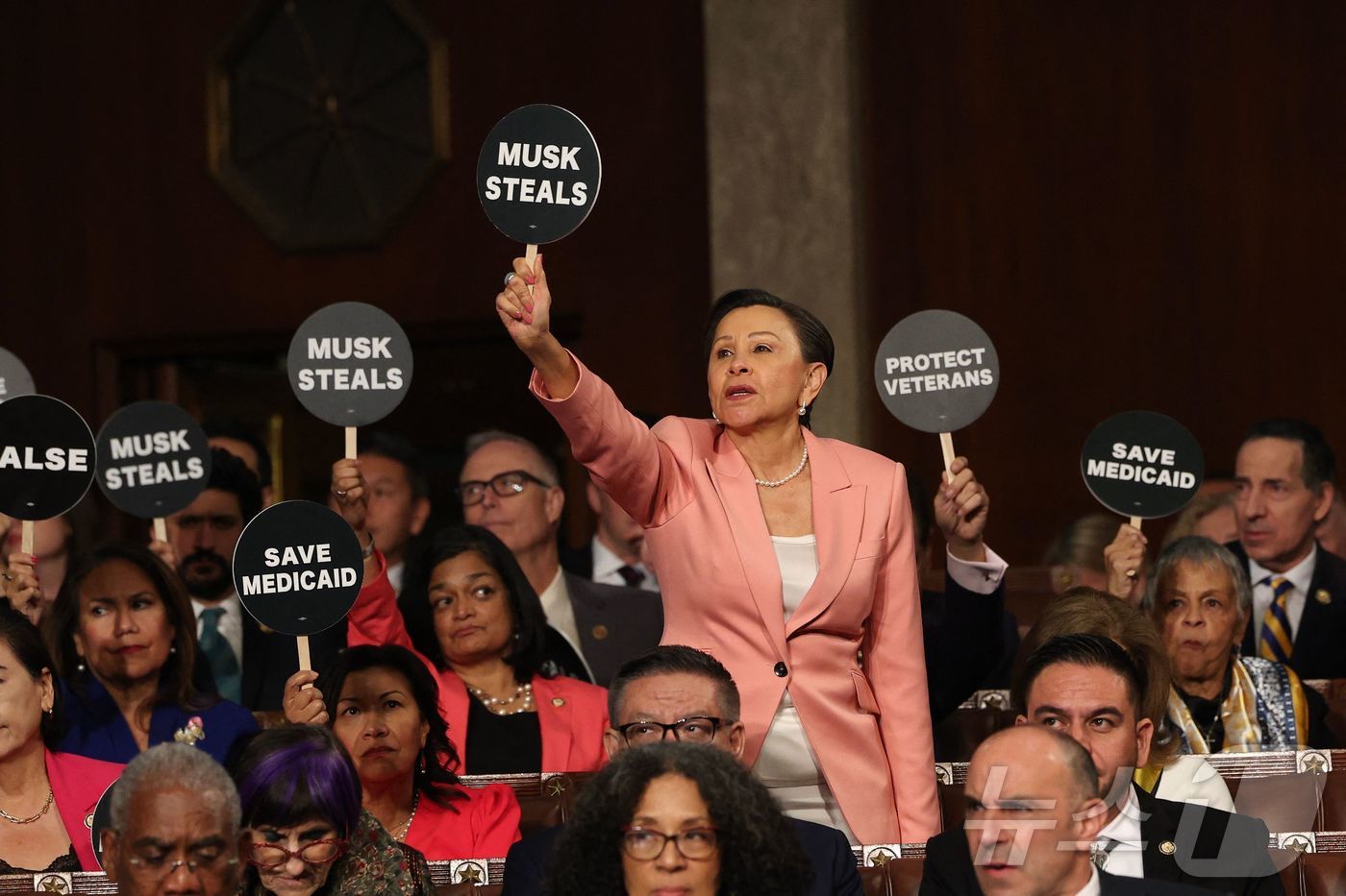 (워싱턴DC AFP=뉴스1) 정지윤 기자 = 4일(현지시간) 미국 워싱턴DC 의회의사당에서 열린 도널드 트럼프 미국 대통령의 합동의회 연설 도중 민주당 의원들이 "머스크가 훔쳤다( …