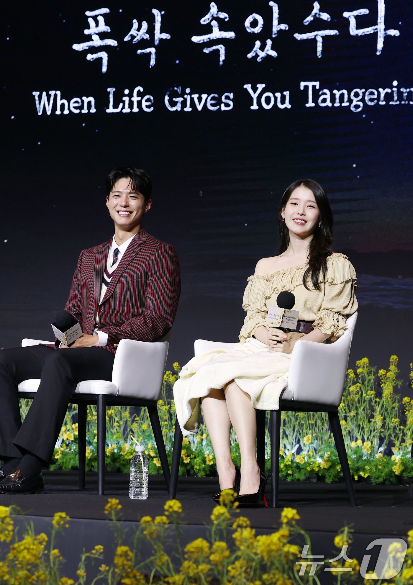 본문 이미지 - 배우 박보검과 아이유&#40;오른쪽&#41;가 5일 서울 영등포구 콘래드 서울 호텔에서 열린 넷플릭스 시리즈 &#39;폭싹 속았수다&#39; 제작발표회에서 미소를 짓고 있다. ⓒ News1 권현진 기자