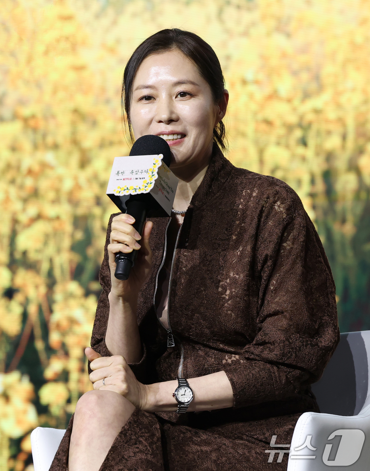 (서울=뉴스1) 권현진 기자 = 배우 문소리가 5일 서울 영등포구 콘래드 서울 호텔에서 열린 넷플릭스 시리즈 '폭싹 속았수다' 제작발표회에서 인사말을 하고 있다.'폭싹 속았수다'는 …