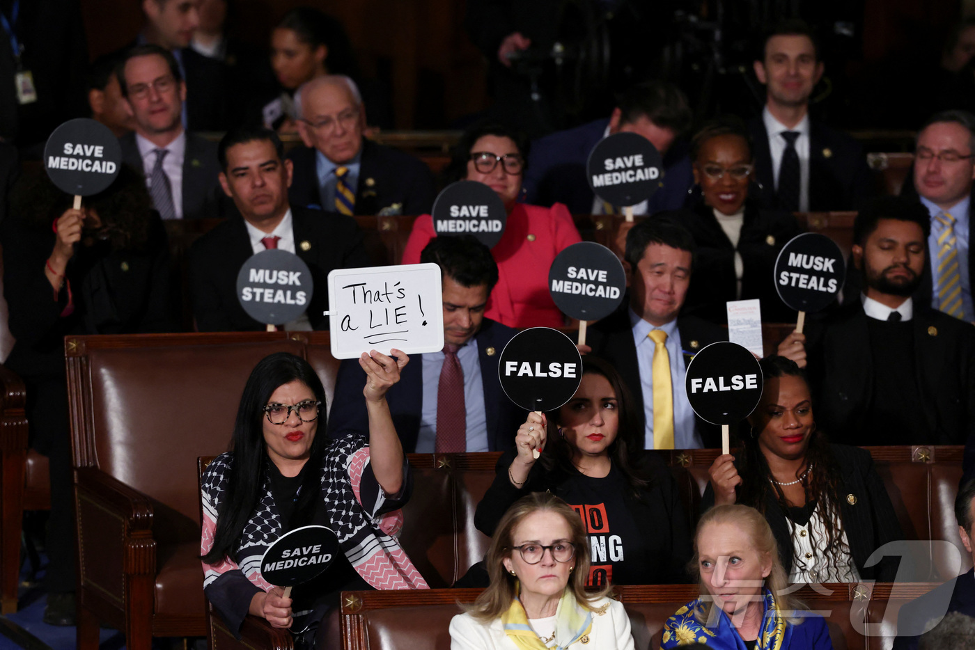 (워싱턴DC 로이터=뉴스1) 정지윤 기자 = 4일(현지시간) 미국 워싱턴DC 의회의사당에서 열린 도널드 트럼프 미국 대통령의 합동의회 연설 도중 민주당 의원들이 "거짓말", "건강 …