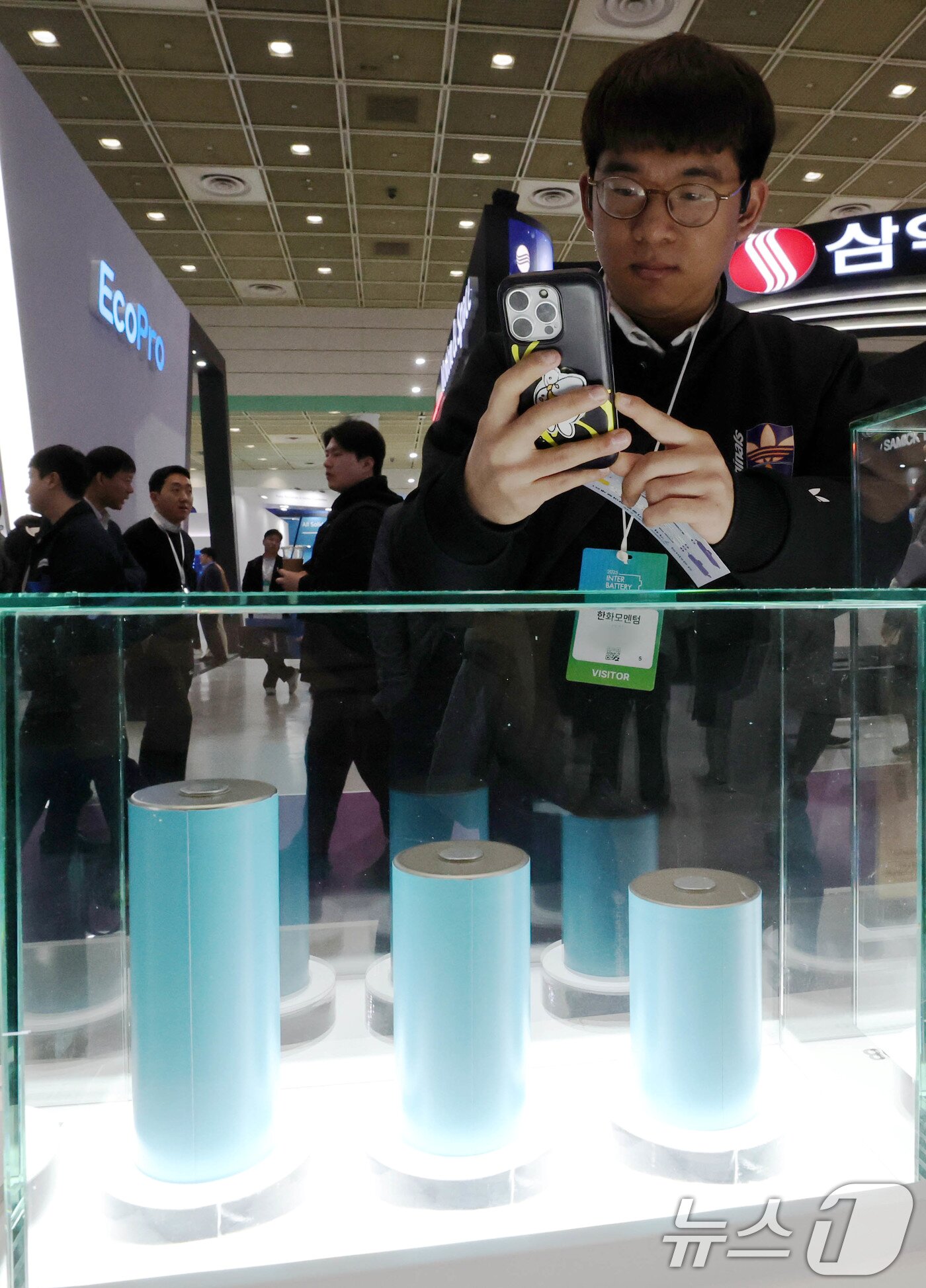 본문 이미지 - 5일 서울 강남구 코엑스에서 개막한 ‘인터배터리 2025’ LG에너지솔루션 부스에서 관람객이 46시리즈 원통형 배터리를 살펴보고 있다. 2025.3.5/뉴스1 ⓒ News1 박세연 기자