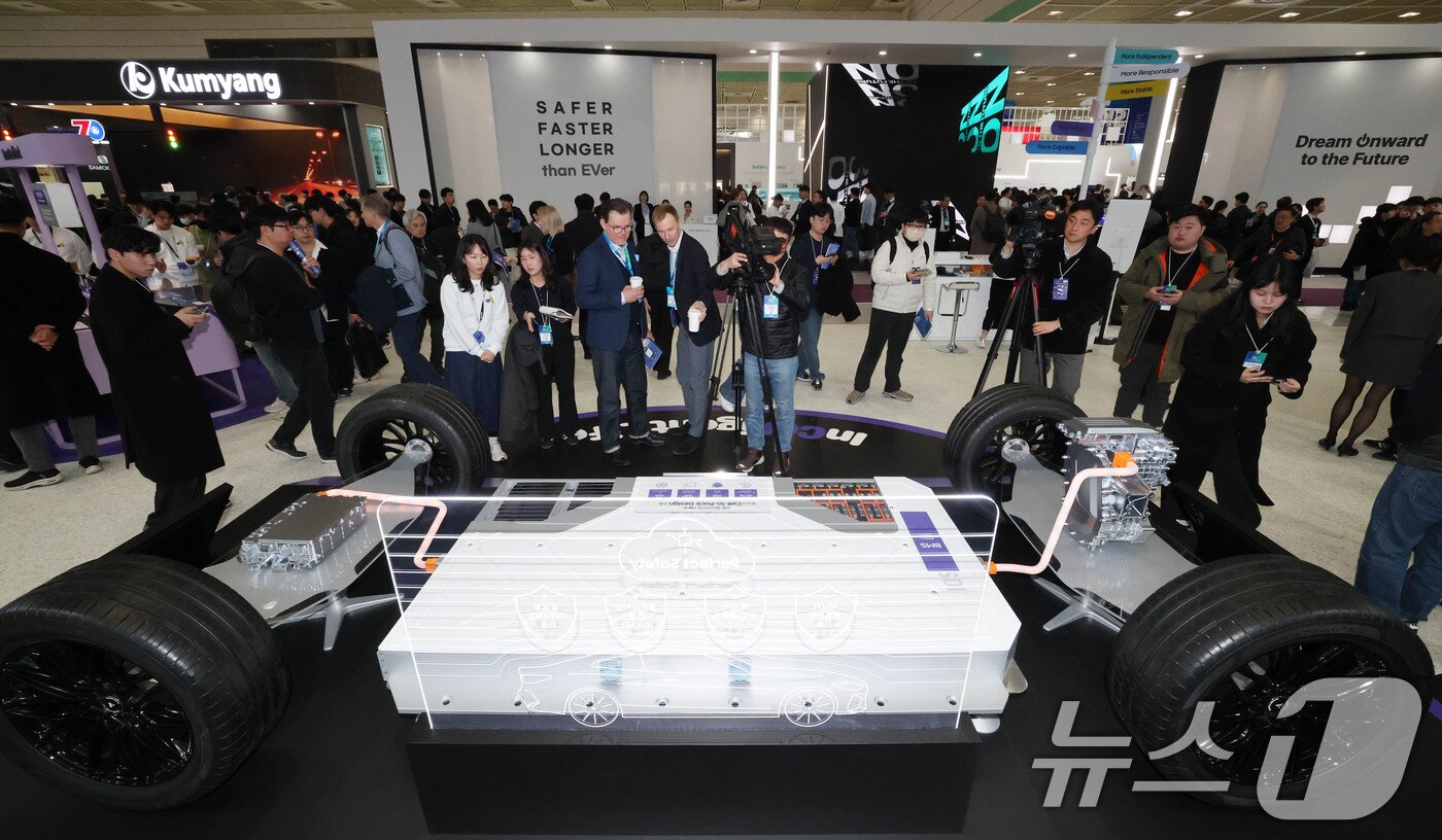 본문 이미지 - 5일 서울 강남구 코엑스에서 개막한 ‘인터배터리 2025’ 삼성SDI 부스에서 관람객들이 배터리 모형을 살펴보고 있다. 2025.3.5/뉴스1 ⓒ News1 박세연 기자