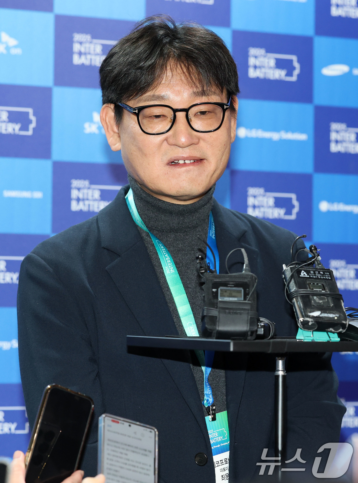 (서울=뉴스1) 박세연 기자 = 최문호 에코프로비엠 대표이사가 5일 서울 강남구 코엑스에서 개막한 ‘인터배터리 2025’에 참석하며 취재진 질문에 답하고 있다.올해로 13회를 맞이 …