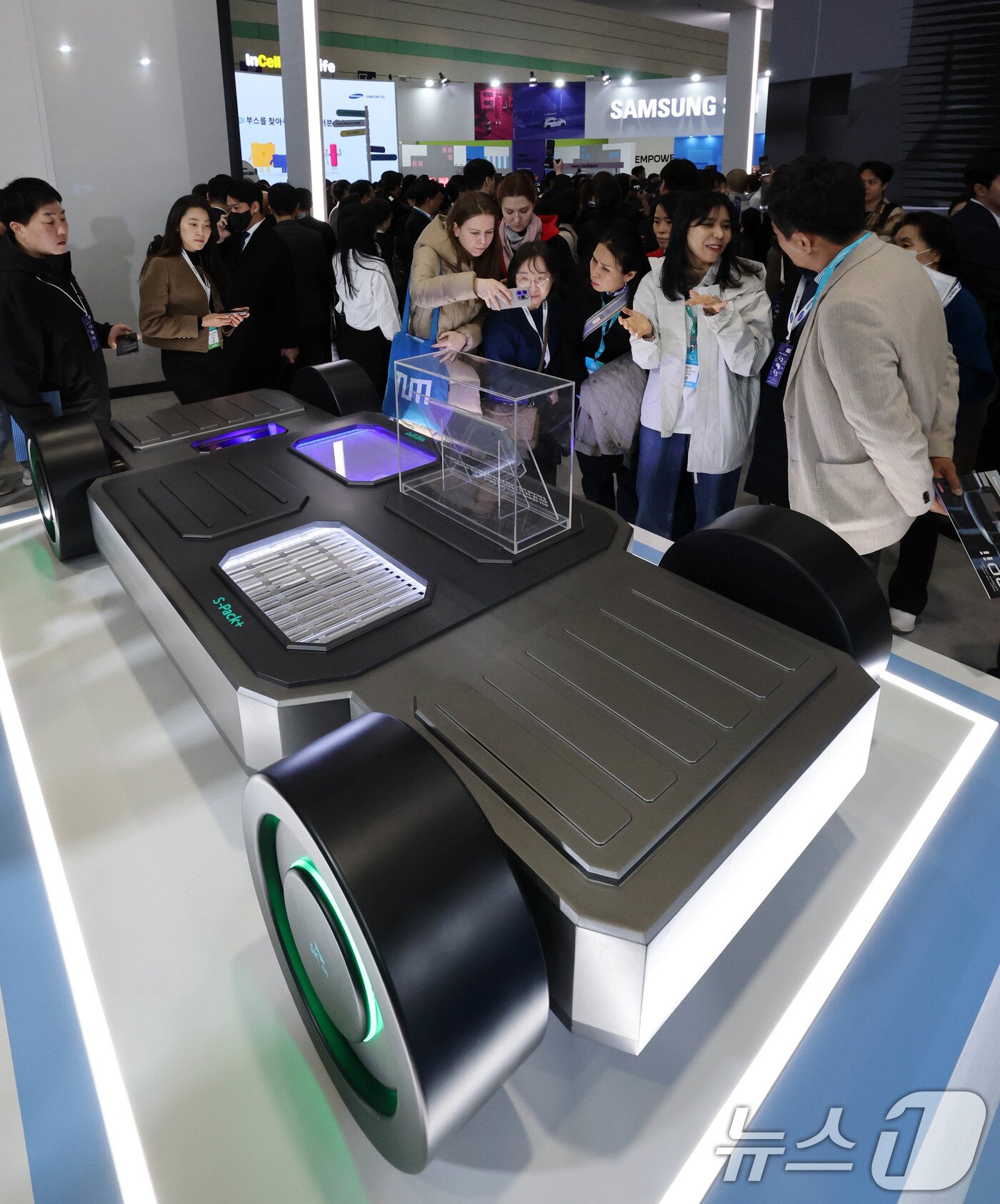 본문 이미지 - 5일 서울 강남구 코엑스에서 개막한 ‘인터배터리 2025’ SK온 부스를 찾은 관람객들이 전기차 배터리 모형을 살펴보고 있다. 2025.3.5/뉴스1 ⓒ News1 박세연 기자