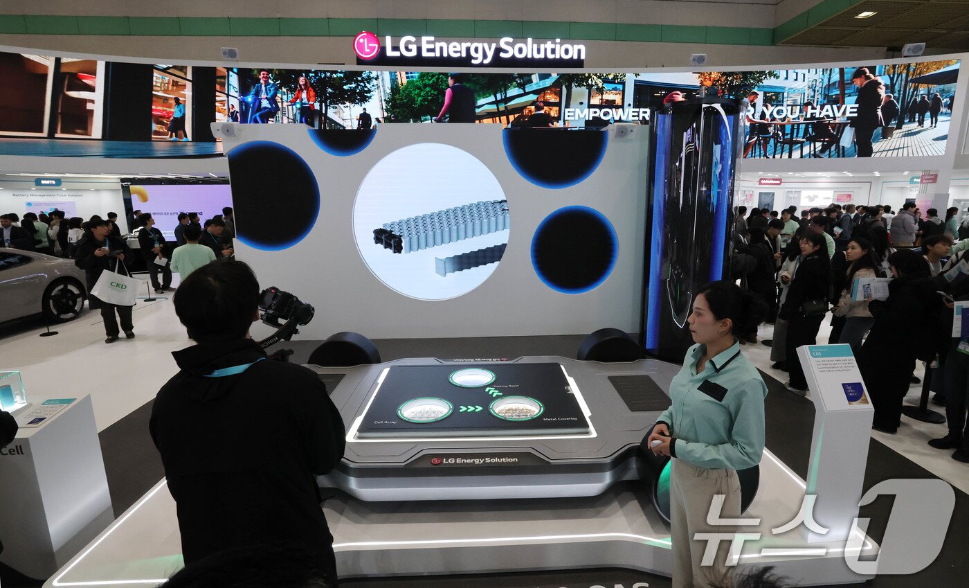 본문 이미지 - 5일 서울 강남구 코엑스에서 개막한 ‘인터배터리 2025’ LG에너지솔루션 부스가 관람객으로 붐비고 있다.  2025.3.5/뉴스1 ⓒ News1 박세연 기자