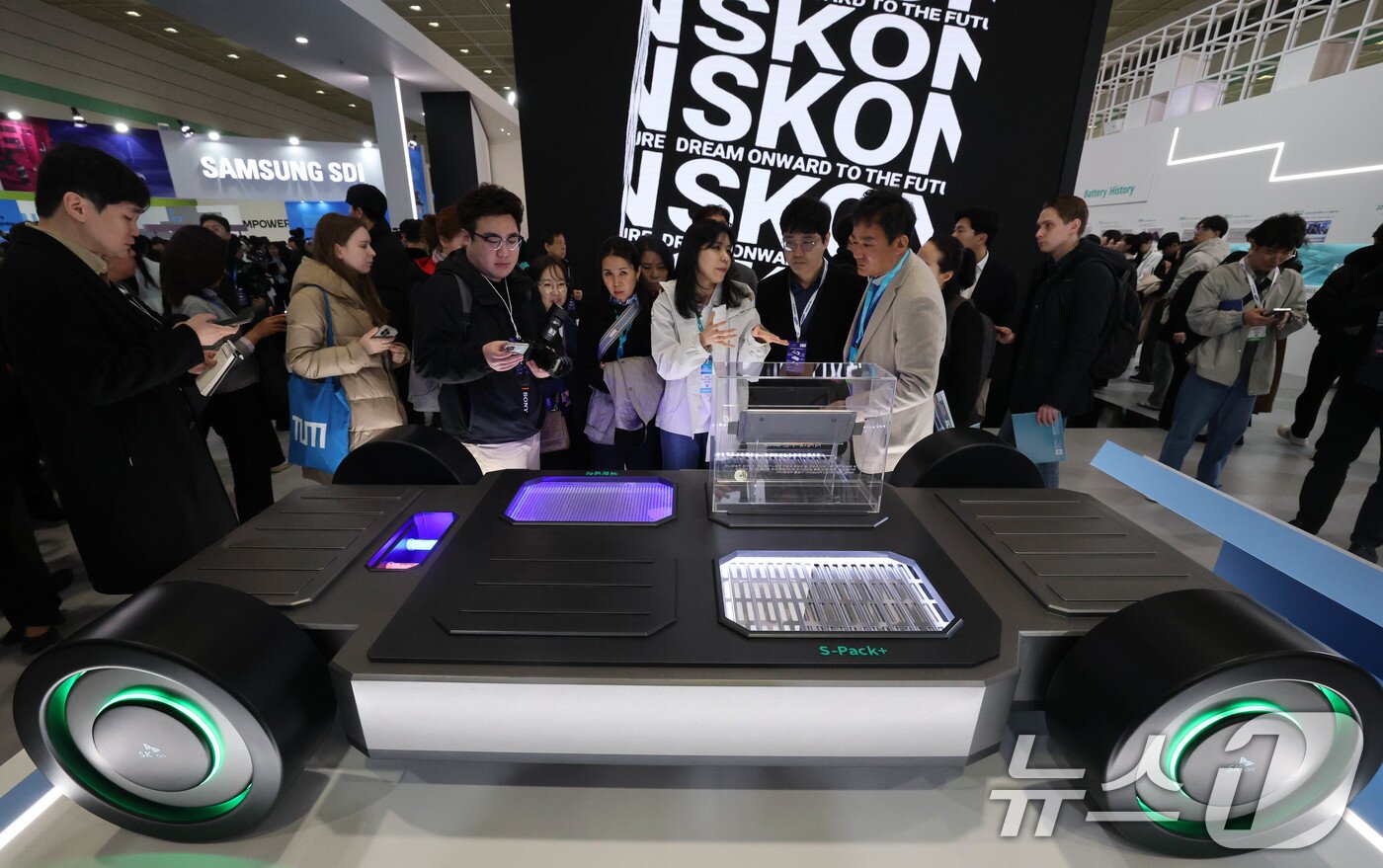본문 이미지 - 5일 서울 강남구 코엑스에서 개막한 ‘인터배터리 2025’ SK온 부스를 찾은 관람객들이 전기차 배터리 모형을 살펴보고 있다.  2025.3.5/뉴스1 ⓒ News1 박세연 기자