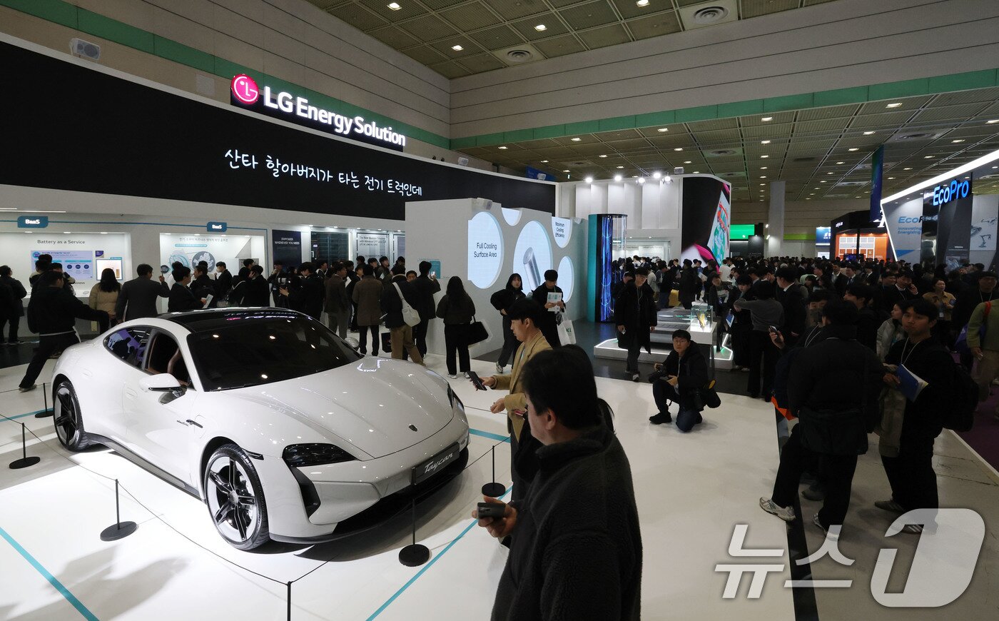 본문 이미지 - 5일 서울 강남구 코엑스에서 개막한 ‘인터배터리 2025’ LG에너지솔루션 부스가 관람객으로 붐비고 있다.  2025.3.5/뉴스1 ⓒ News1 박세연 기자