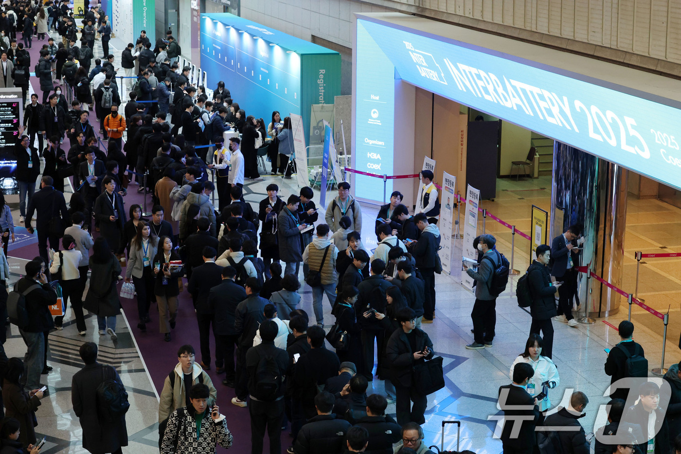 (서울=뉴스1) 박세연 기자 = 5일 서울 강남구 코엑스에서 열린 ‘인터배터리 2025’ 전시장 앞이 개막 전 입장을 기다리는 관람객으로 붐비고 있다.올해로 13회를 맞이하는 역대 …